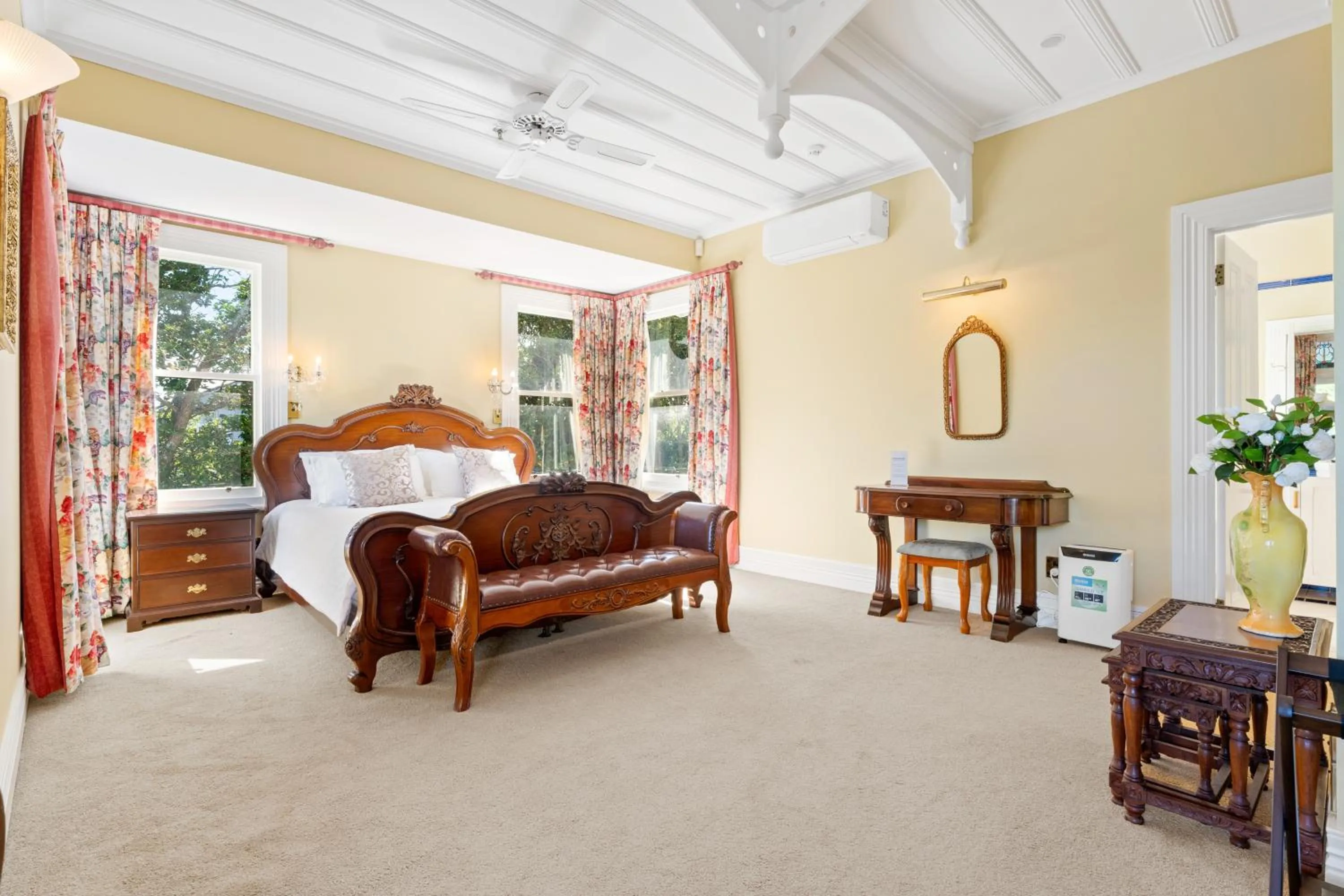 King Room with Balcony - single occupancy in Aachen House