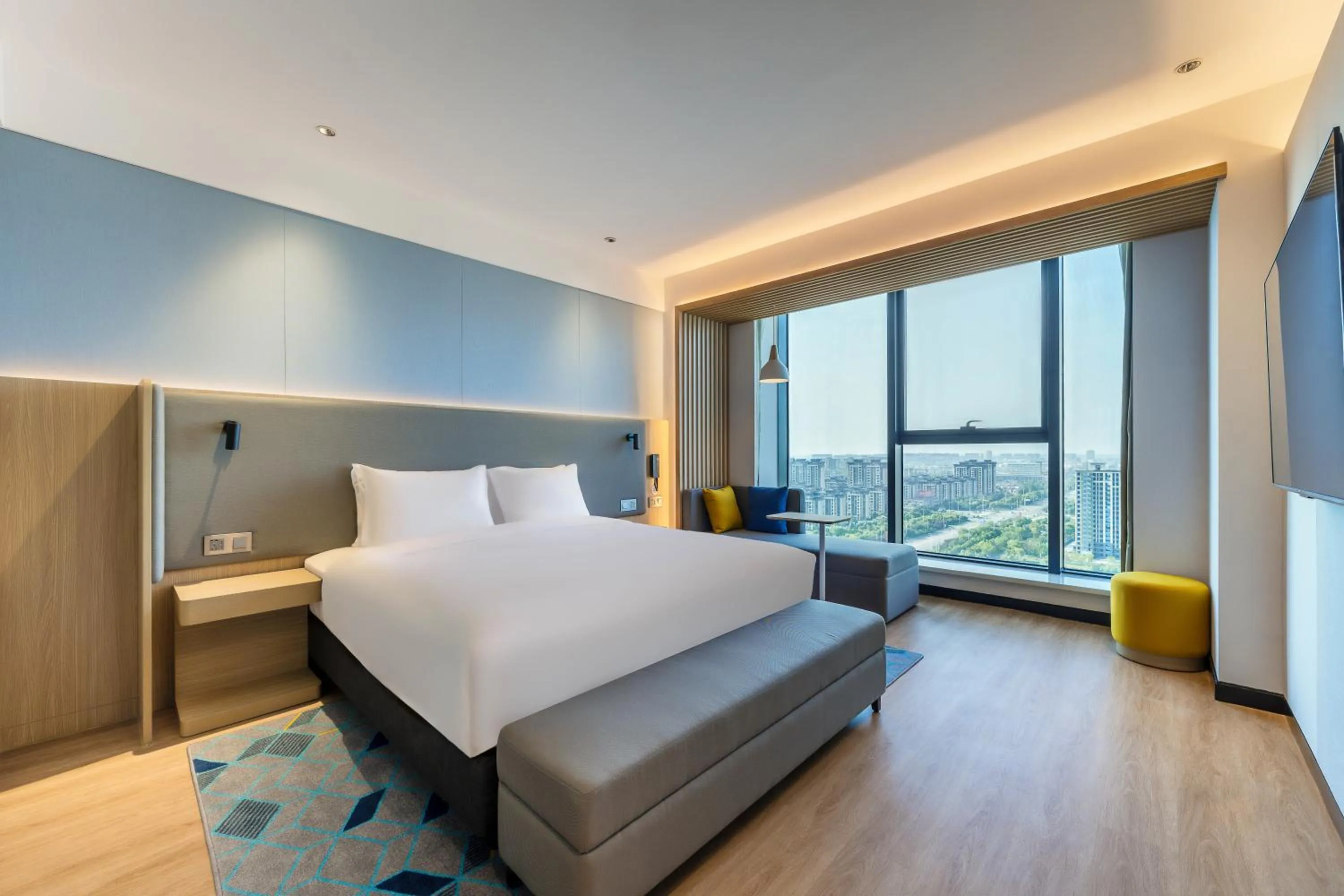 One-Bedroom King Suite with Lake View in Holiday Inn Express Zhoukou Dancheng by IHG
