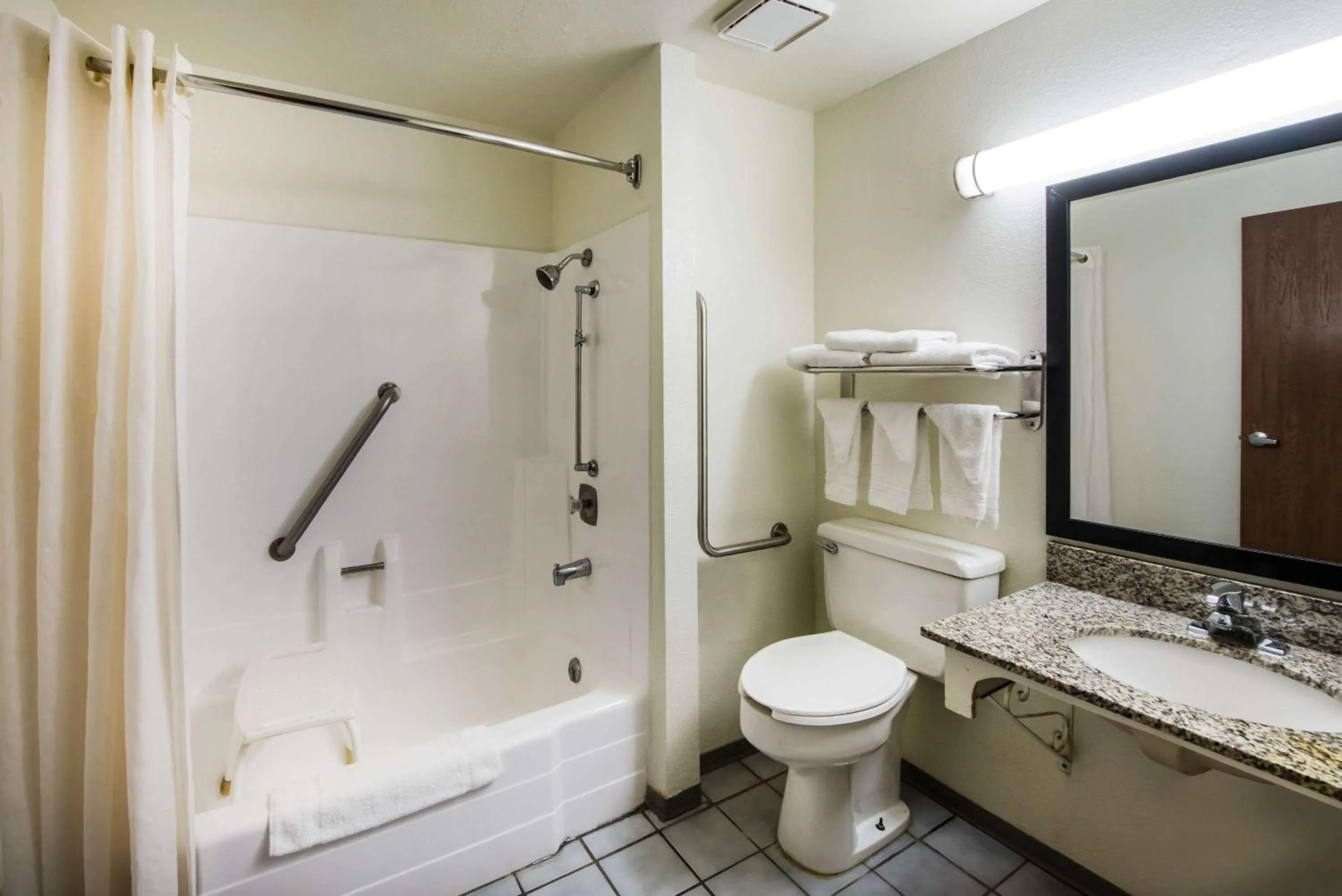 King Room - Mobility Access/Non-Smoking in Super 8 by Wyndham Pueblo
