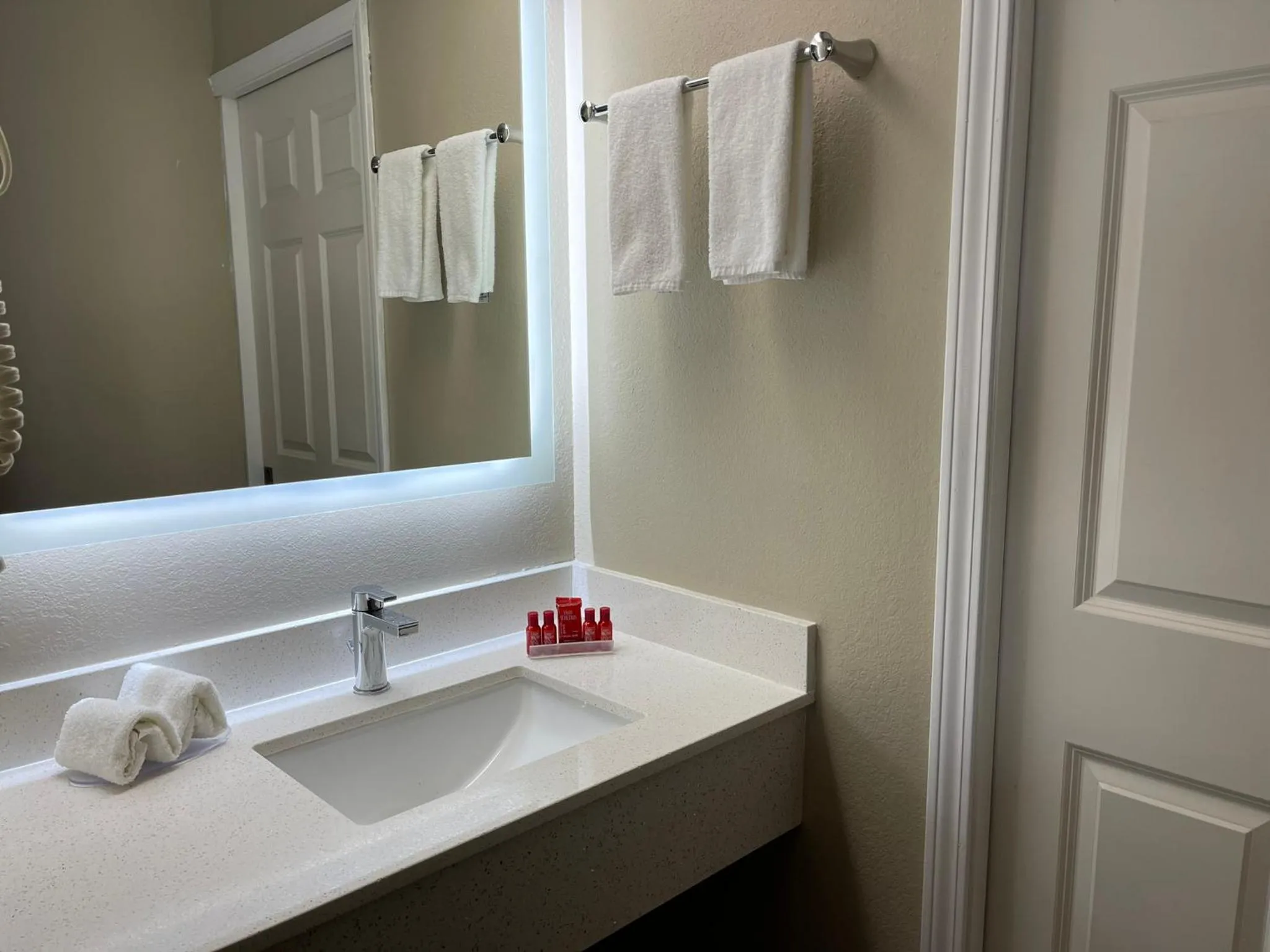 Standard Queen Room in Edn Hotel