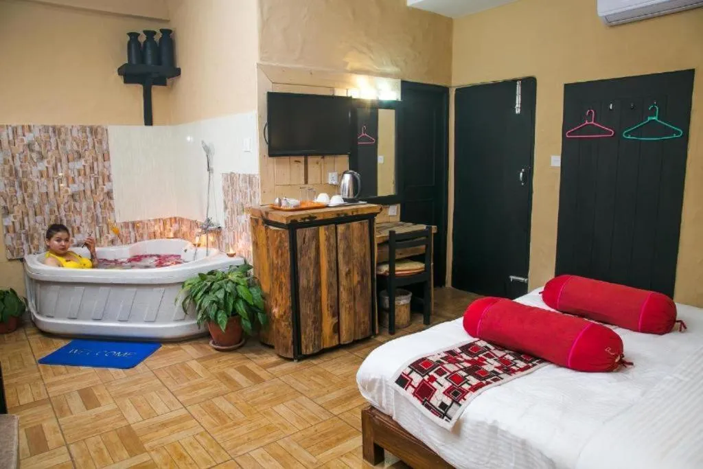 Suite with Spa Bath - single occupancy in Hotel Tourist Residency