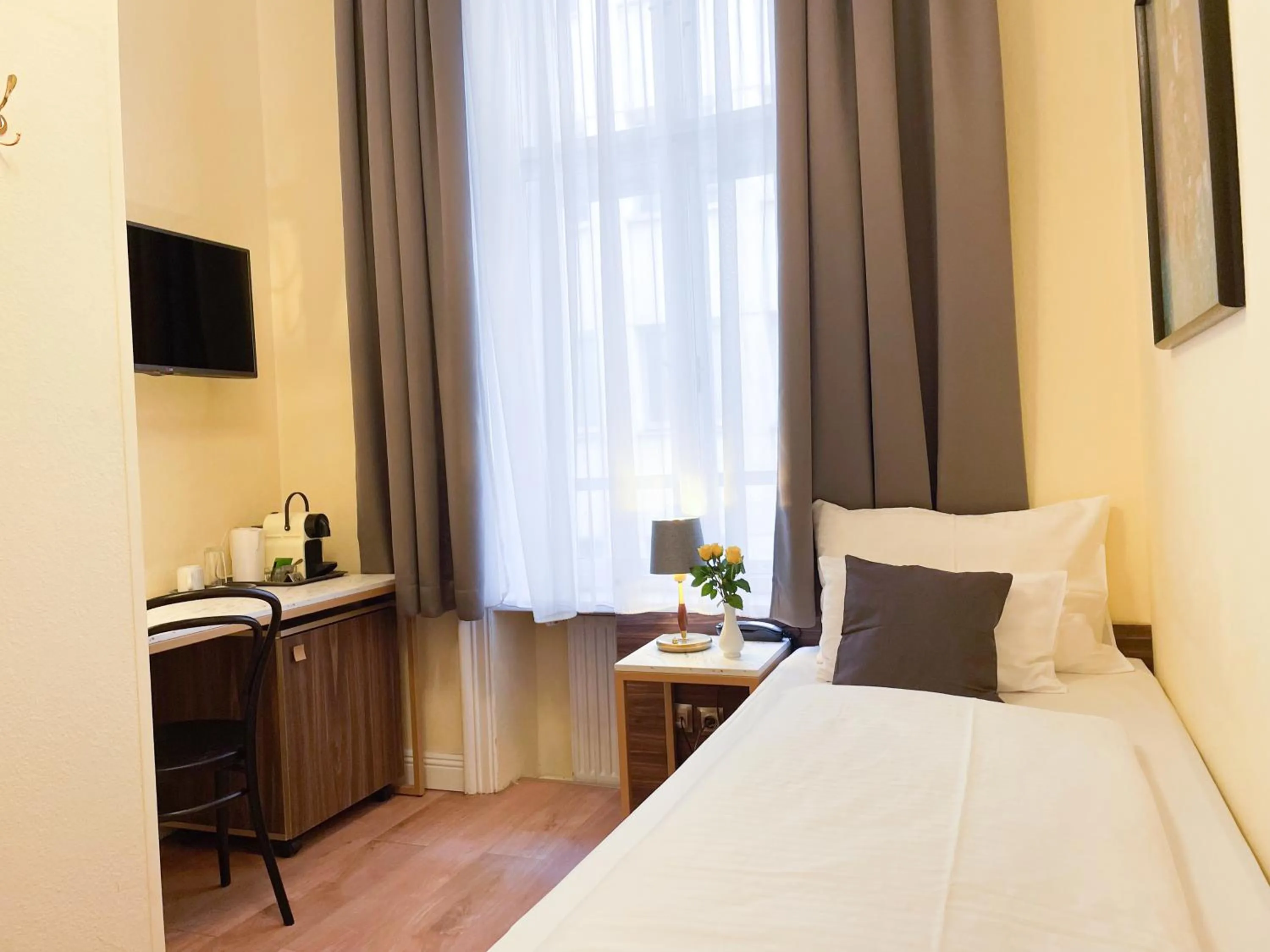 Small Single Room in City Pension Stephansplatz I Self Check In