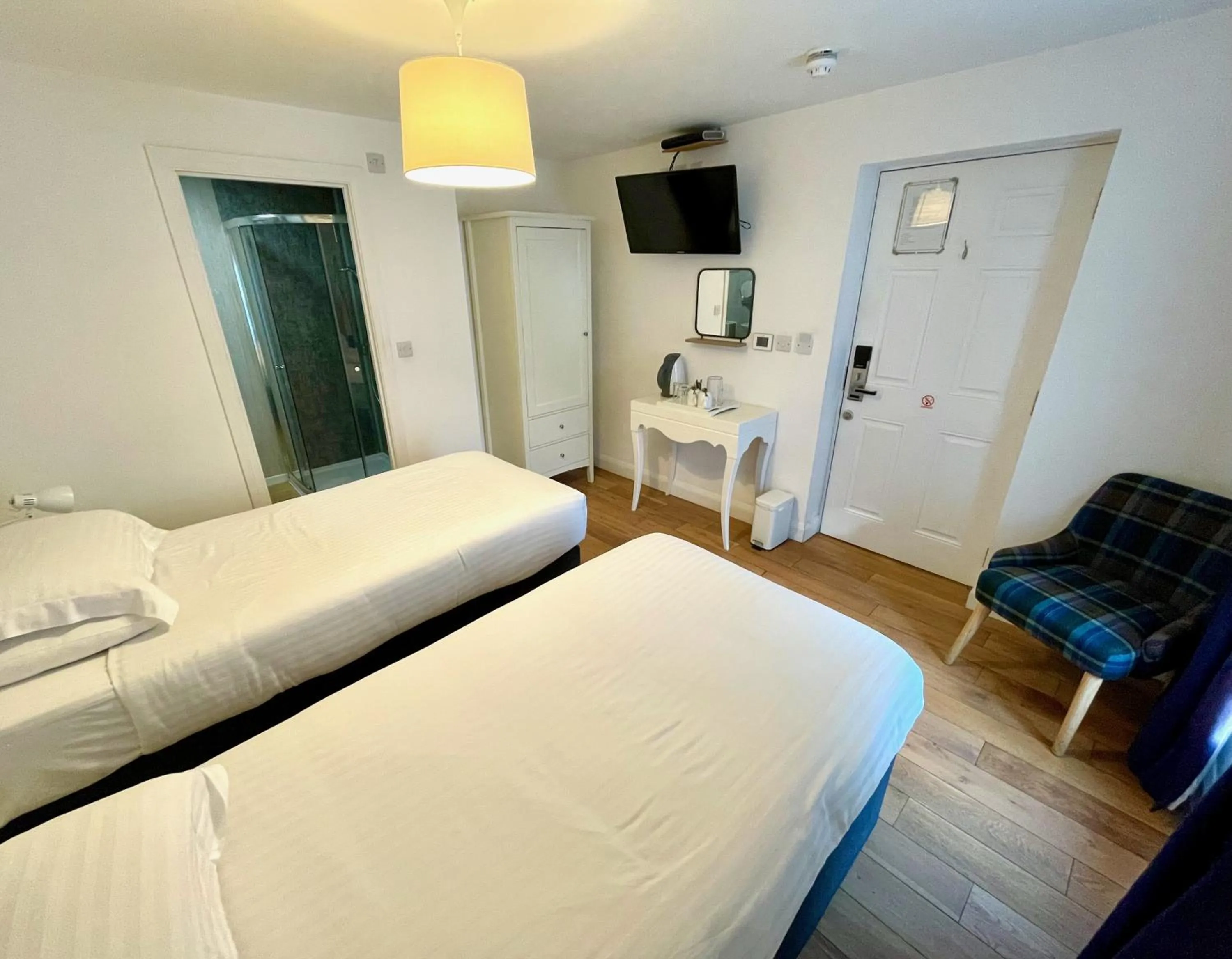 Standard Twin Room - single occupancy in The Queen's Head Hotel