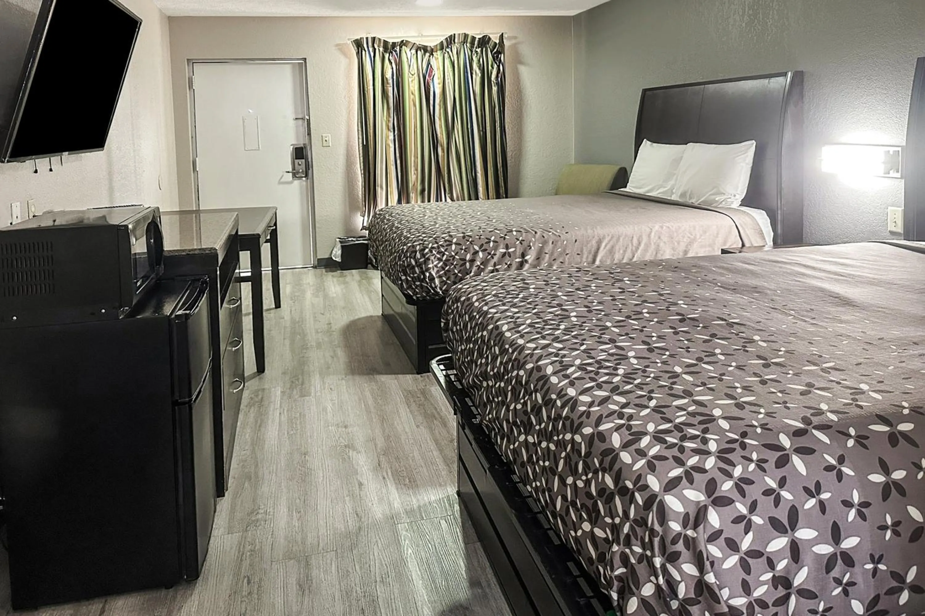 2 Queen Bed Smoking in Regal Inn Guntersville By OYO Hwy 431