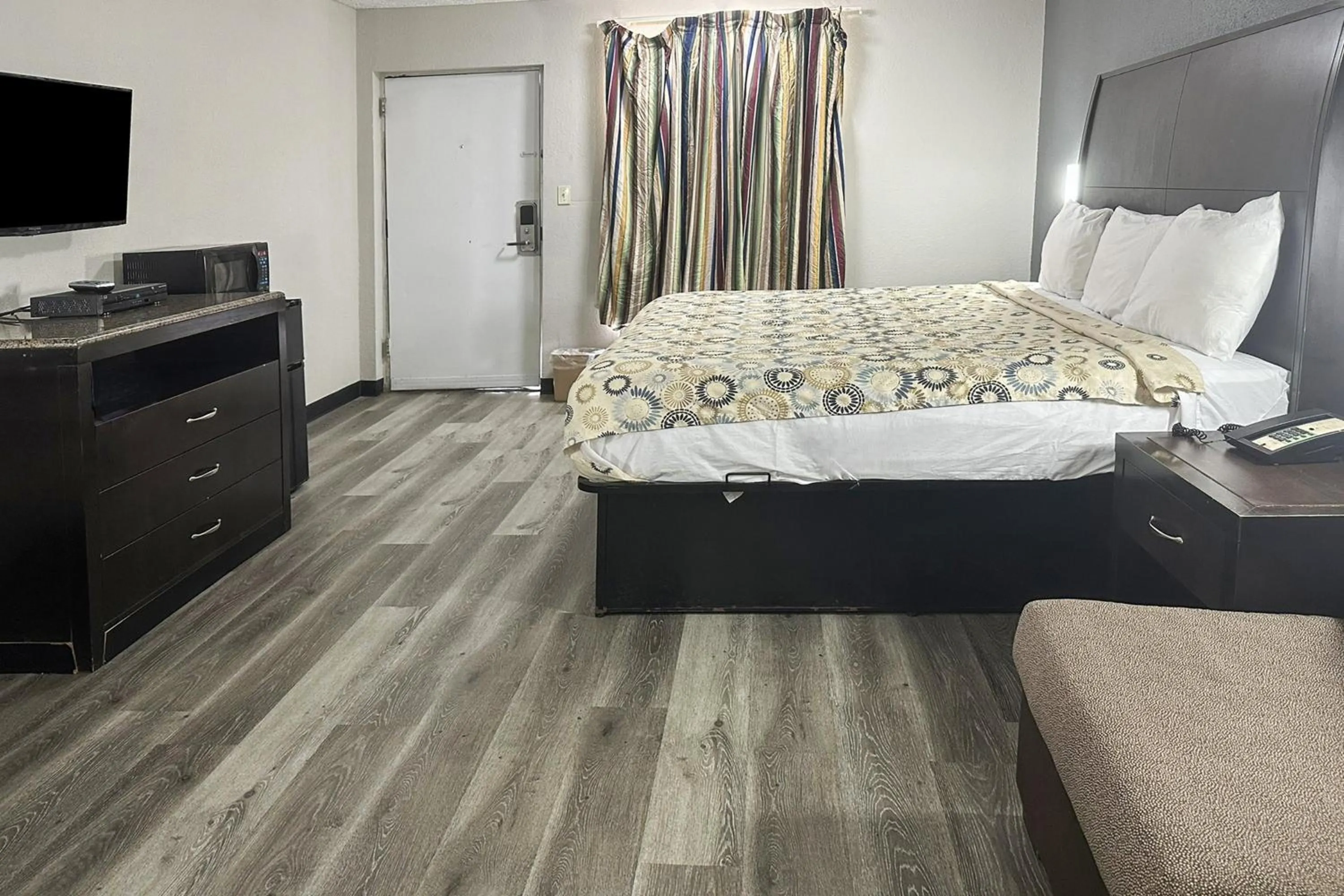 King Bed Non-Smoking in Regal Inn Guntersville By OYO Hwy 431