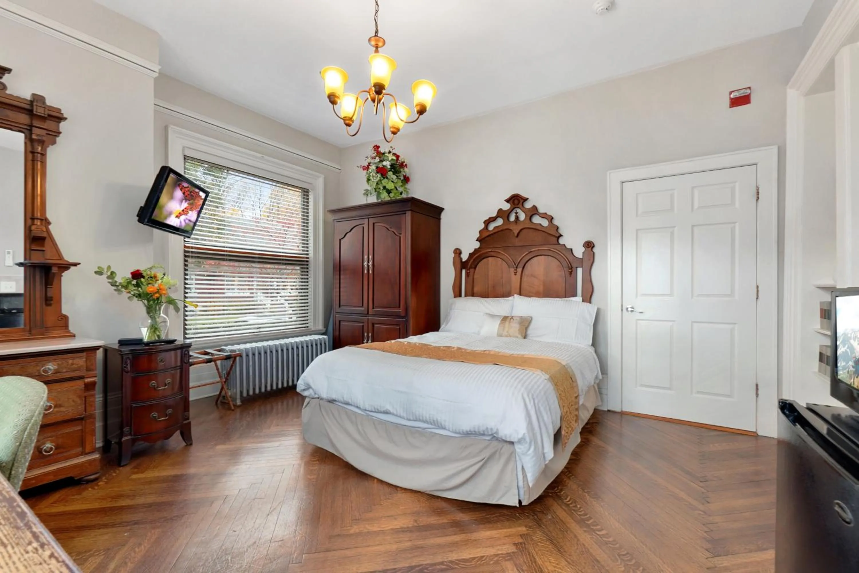 Queen Room - Disability Access in DeBary Inn