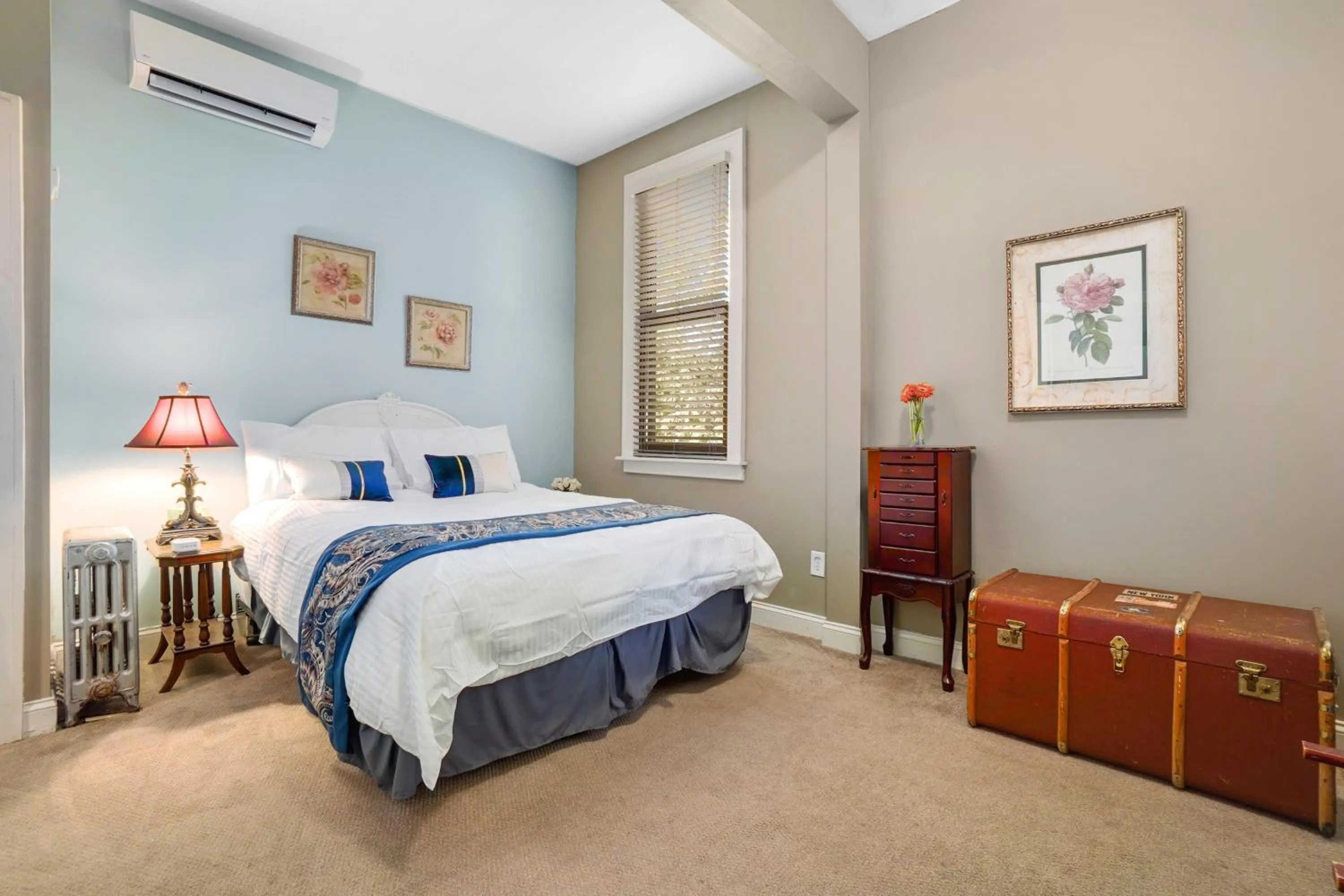 Classic Queen Room in DeBary Inn