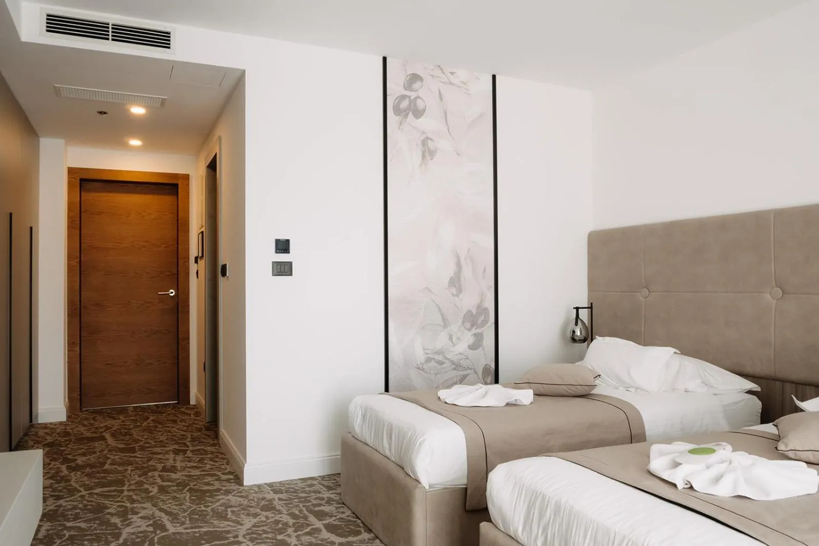 Superior Twin Room with Balcony and Partial Sea View in Hotel Fanat