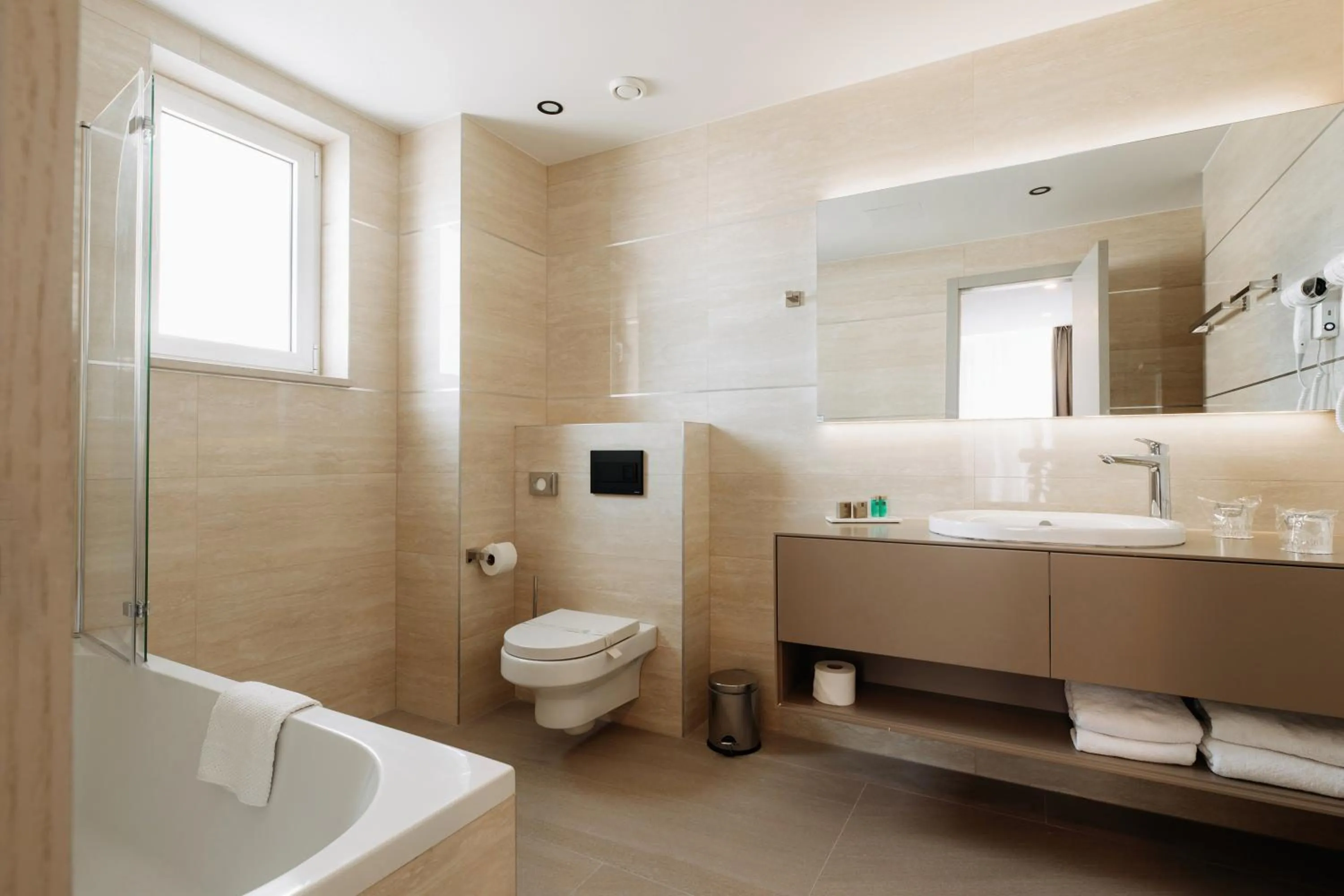 Deluxe Double Room with Balcony and Partial Sea View in Hotel Fanat