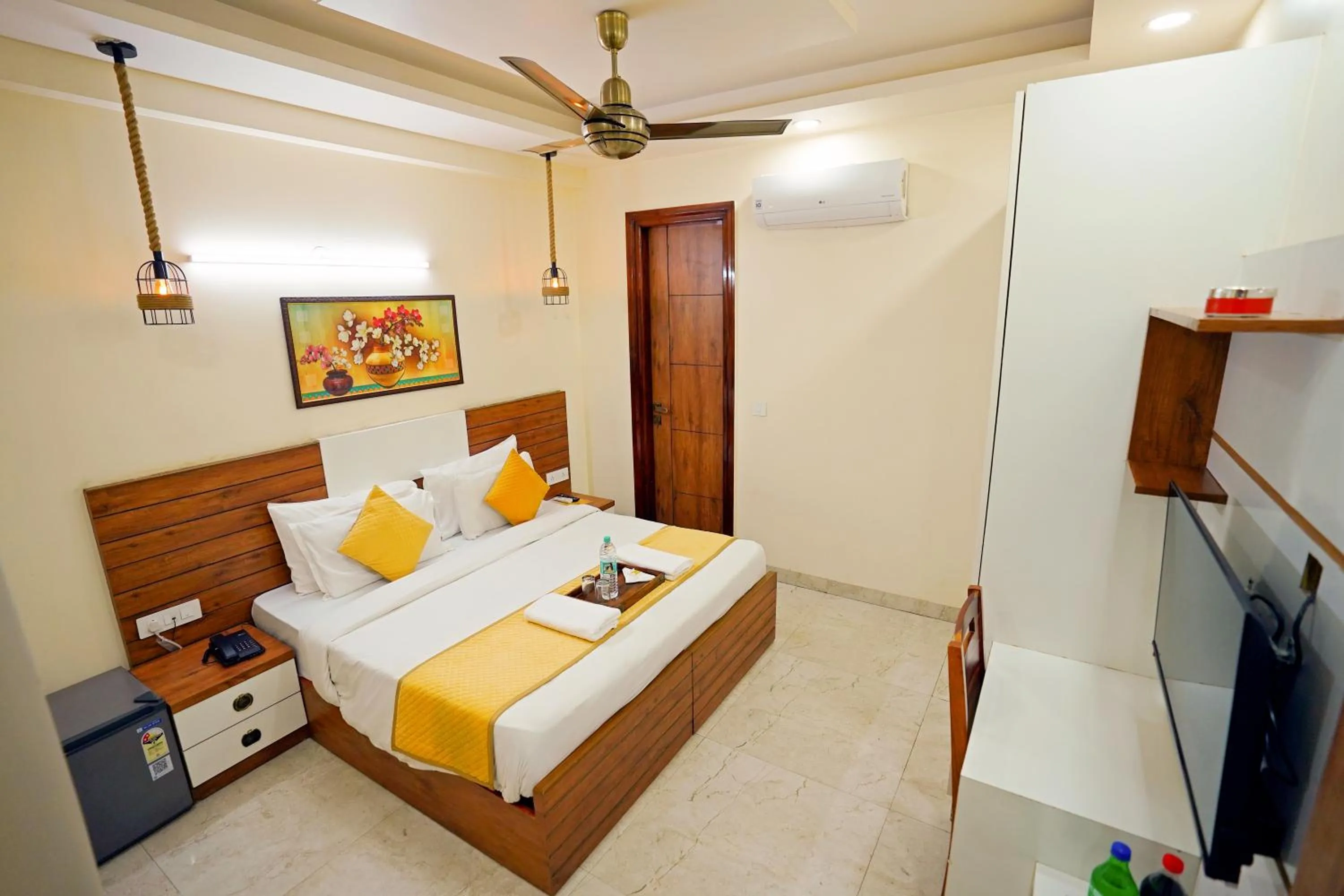 Deluxe Double Room in Hotel Maharaja Palace Boutique Hotels Near Medanta Medicity Gurgaon