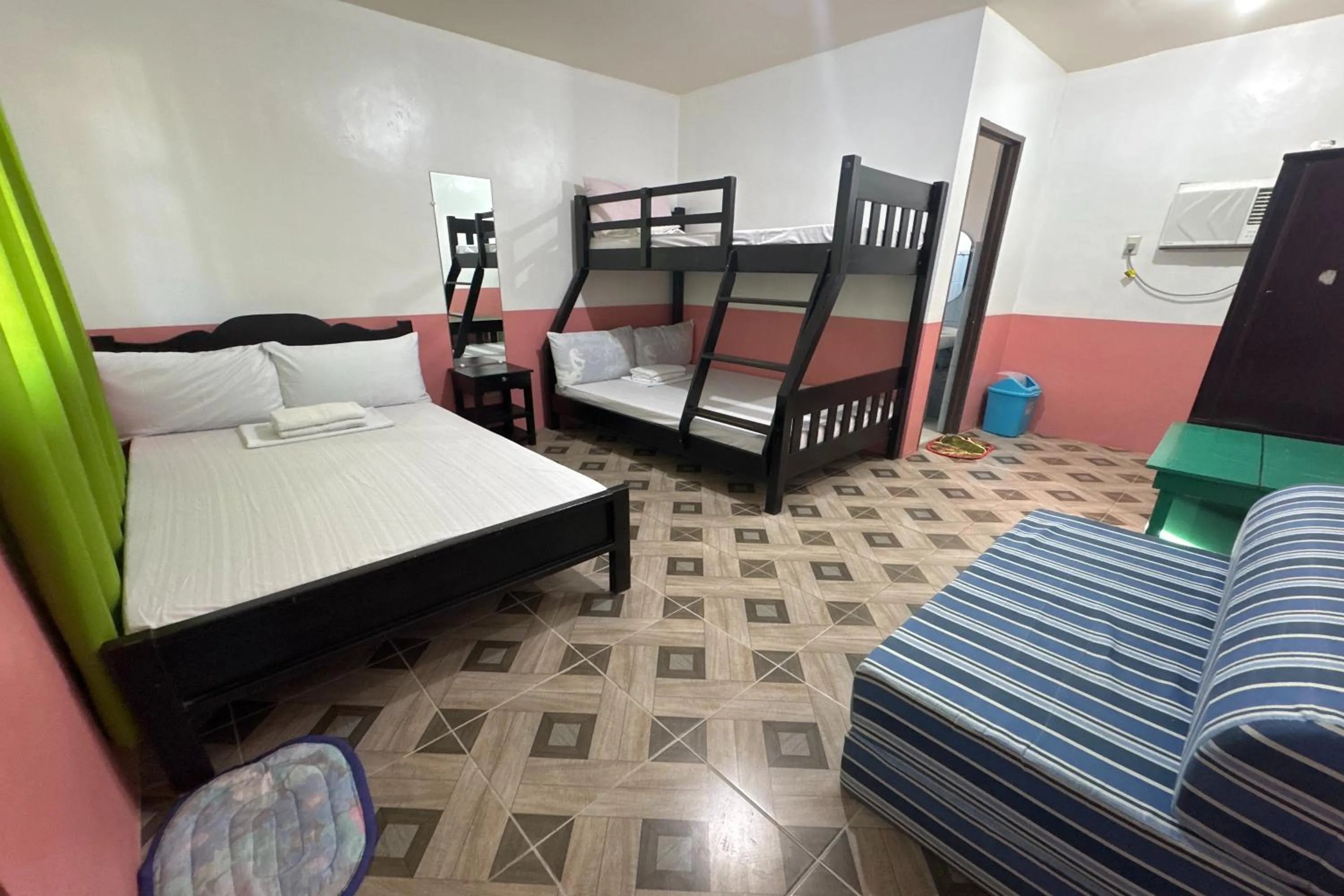 Mixed Dormitory Room in Jamjen's Lodge