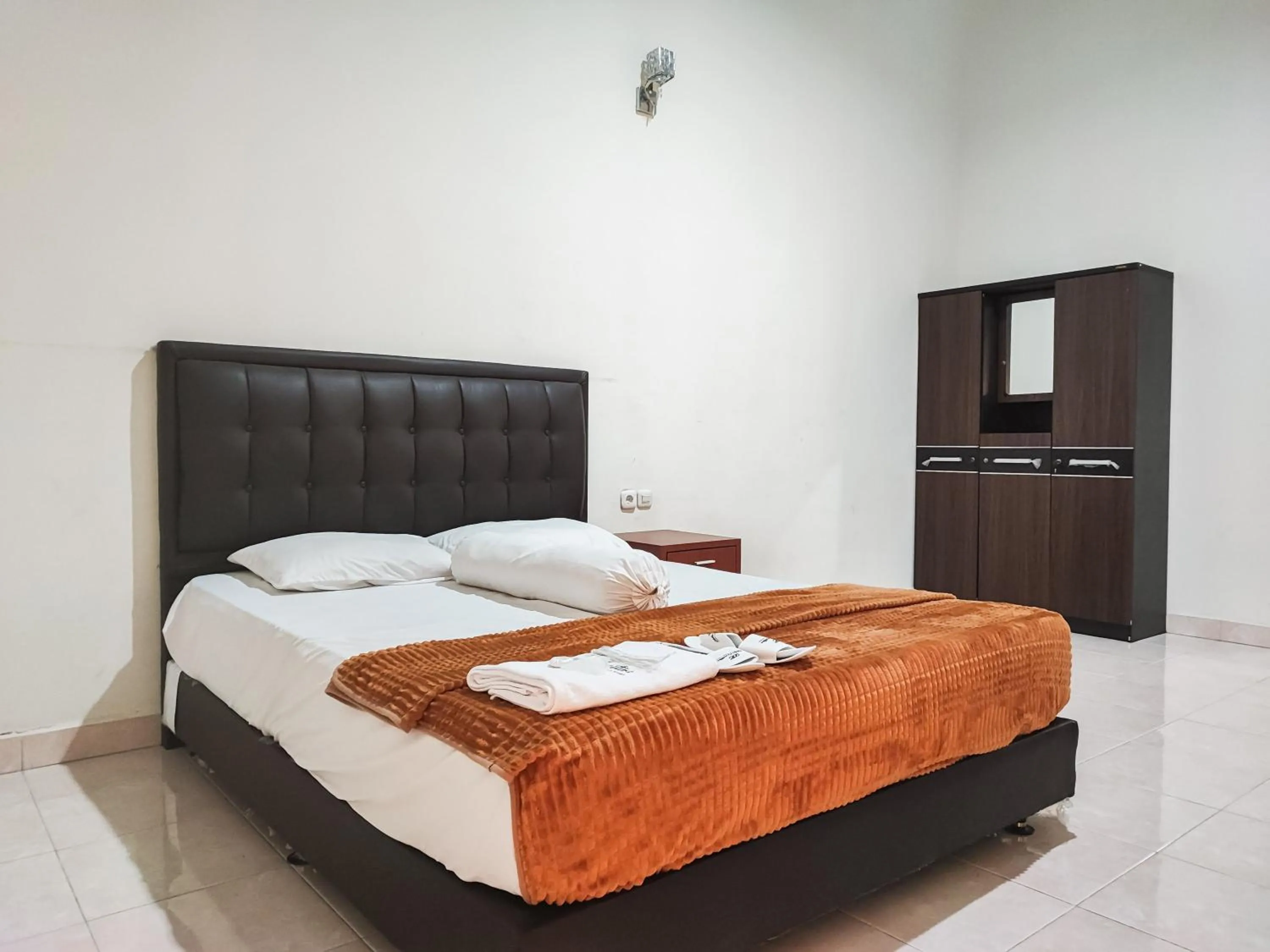 Deluxe Room in RedDoorz Plus Syariah near Simpang Rimbo Jambi