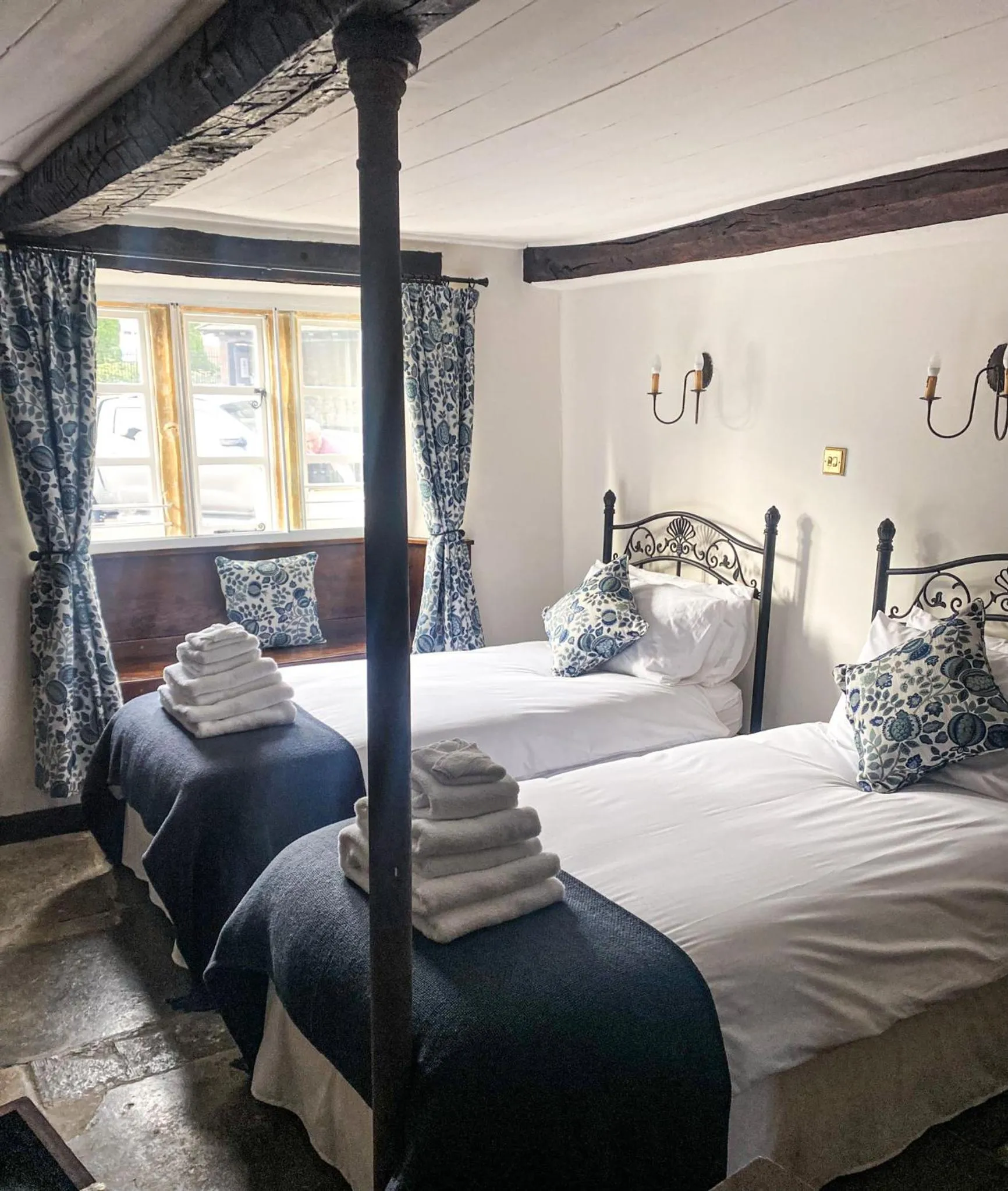 Small Twin Room in The New Inn