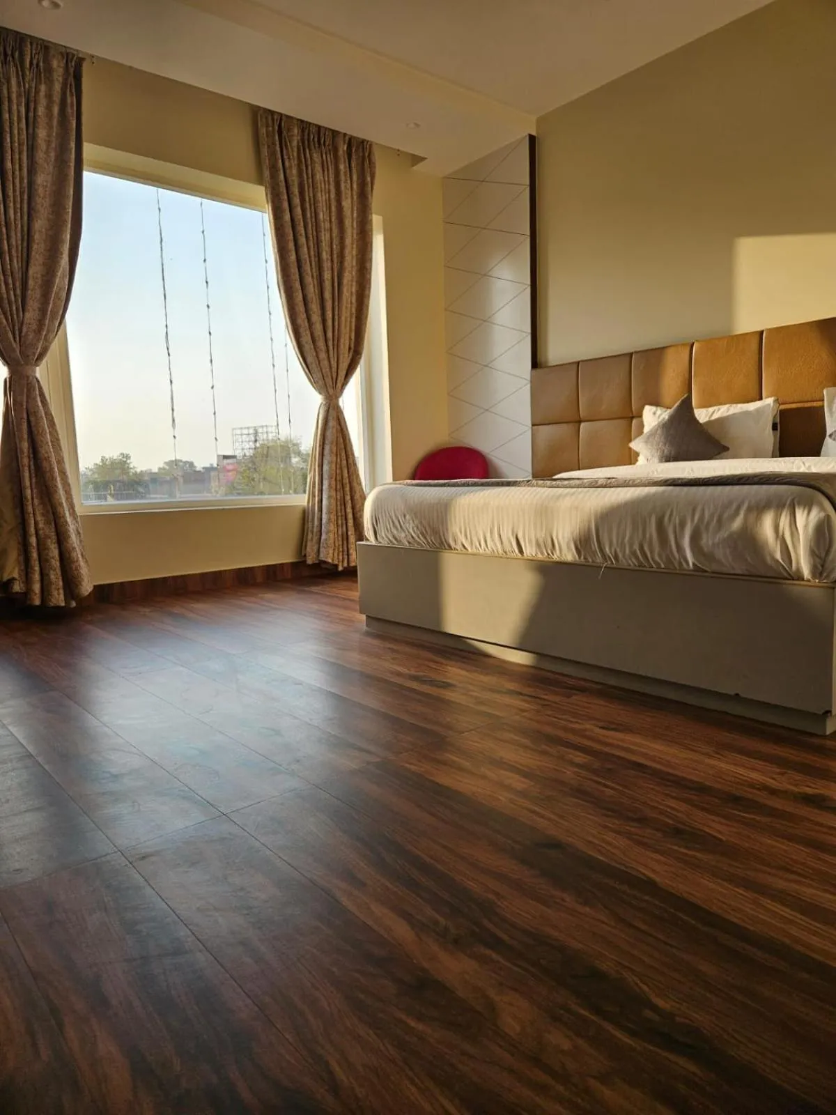 Deluxe Room in Four Leaf Hotel - AKOSHA