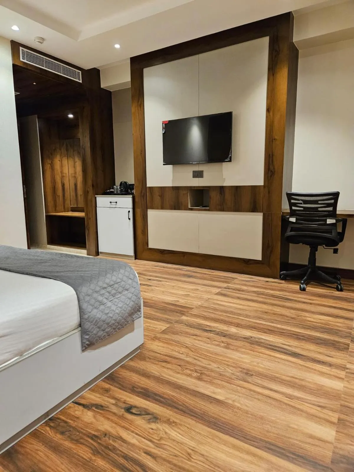 Deluxe King Room in Four Leaf Hotel - AKOSHA