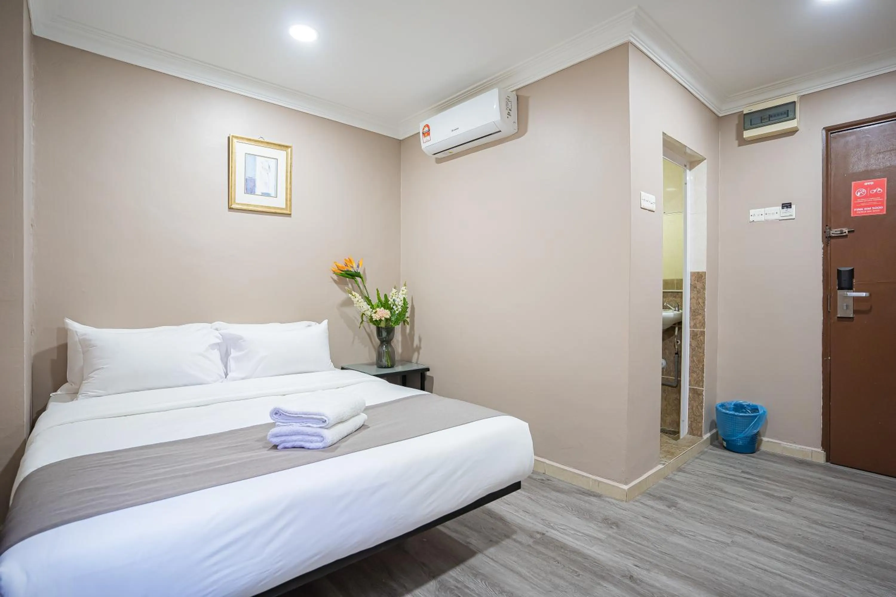 Deluxe Queen Room in HOTEL 28 RAPID