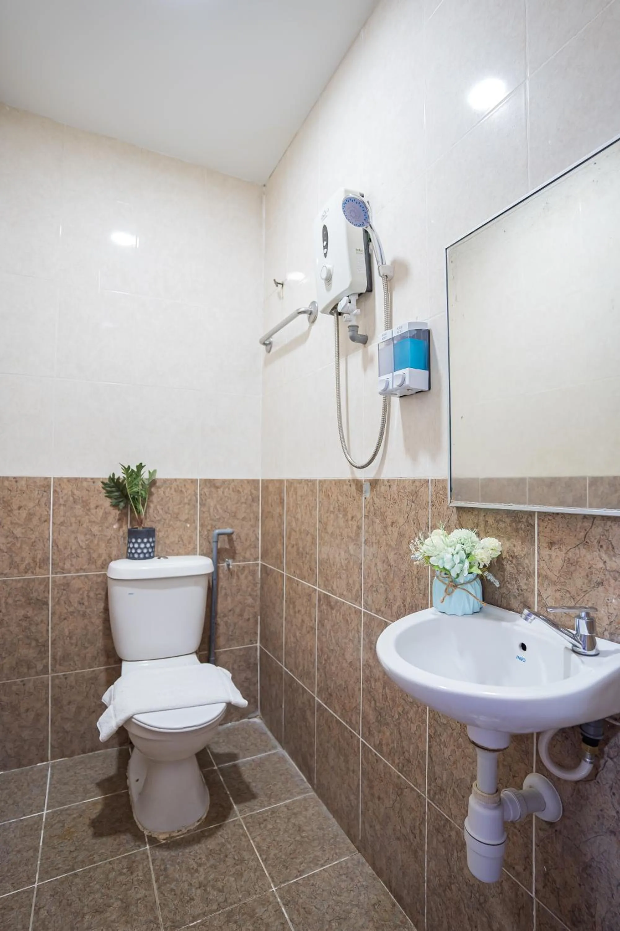 Deluxe Twin Room in HOTEL 28 RAPID