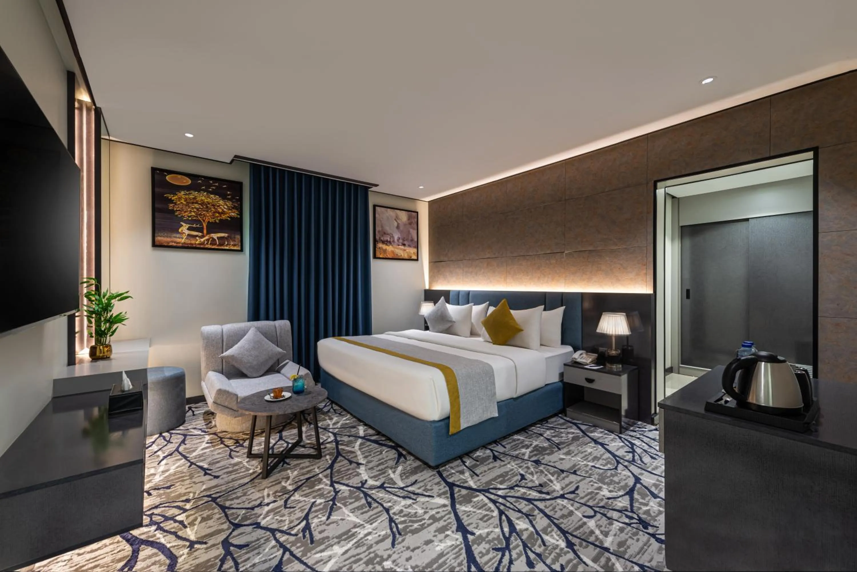 Deluxe Double Room in Ross Hotel