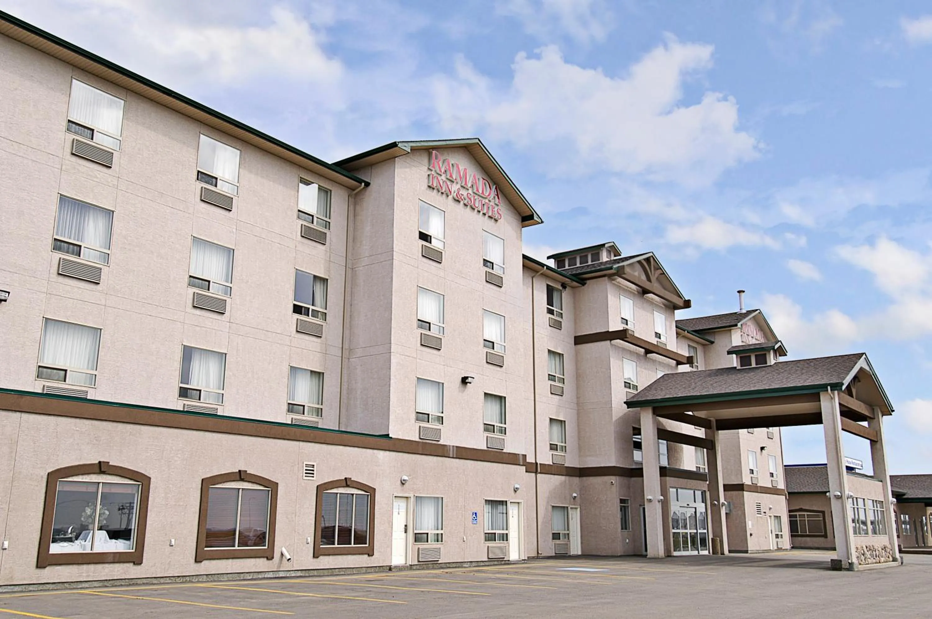 Queen Room - Disability Access/Non-Smoking in Ramada by Wyndham Clairmont/Grande Prairie