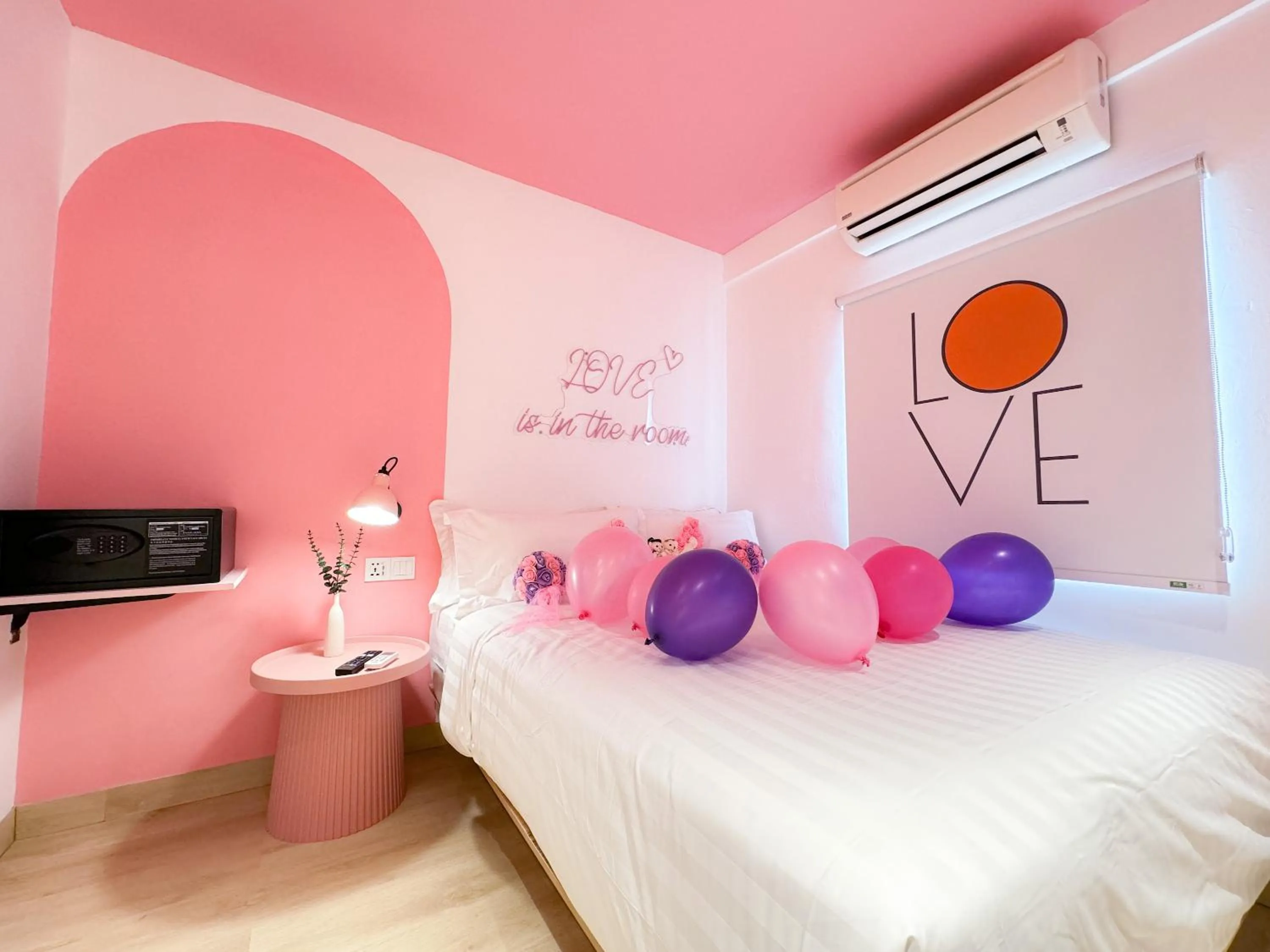 Romantic Queen Room in Apple 1 Hotel Gurney