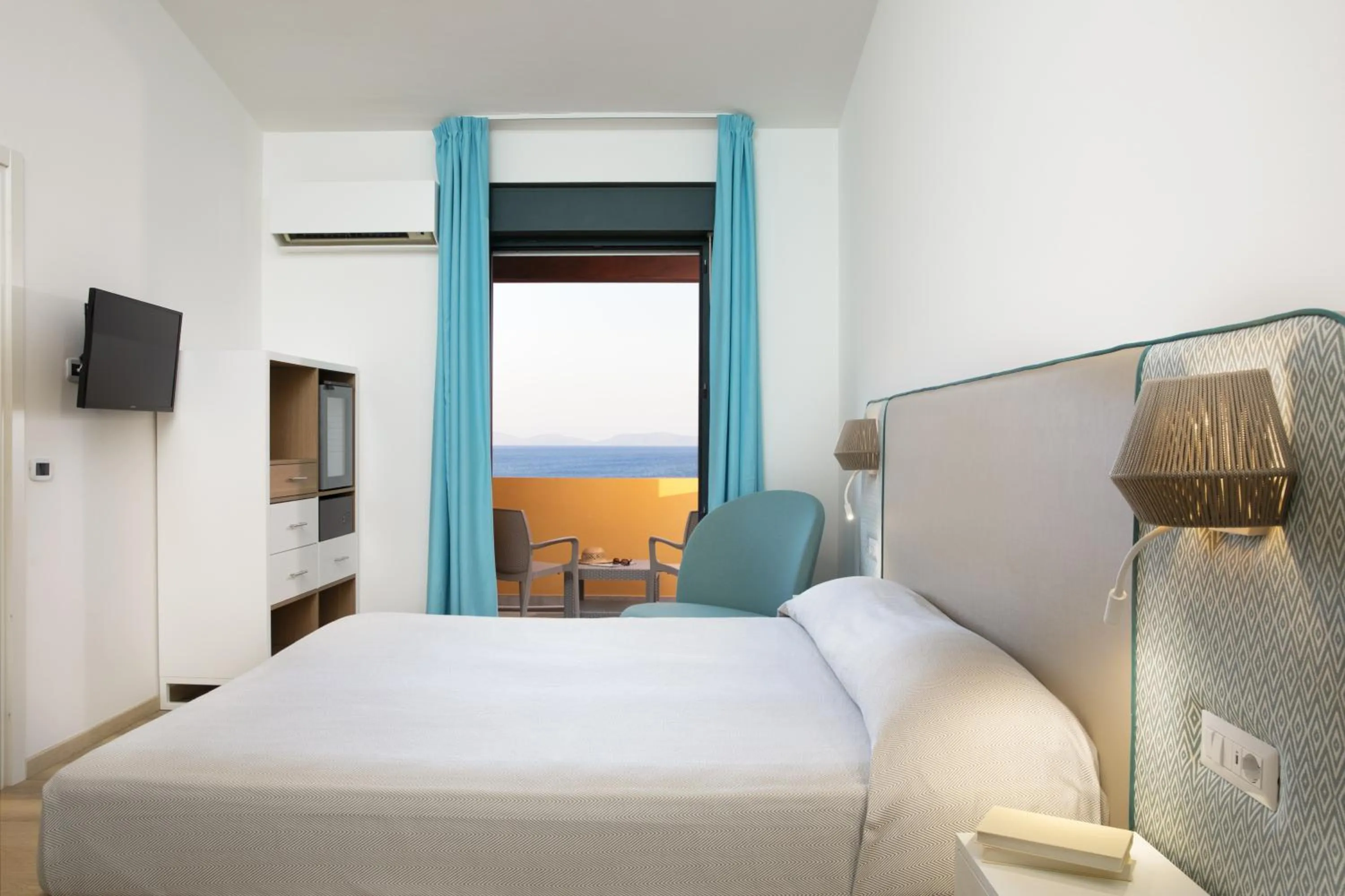 Deluxe Triple Room with Sea View in Lu' Hotel Maladroxia