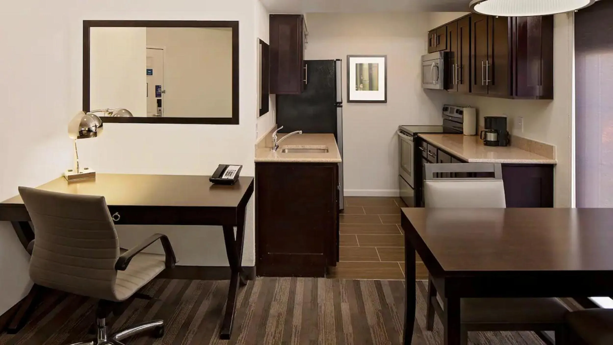 One-Bedroom Queen Suite with Accessible Tub - Disability Access in Hyatt House Dallas Addison