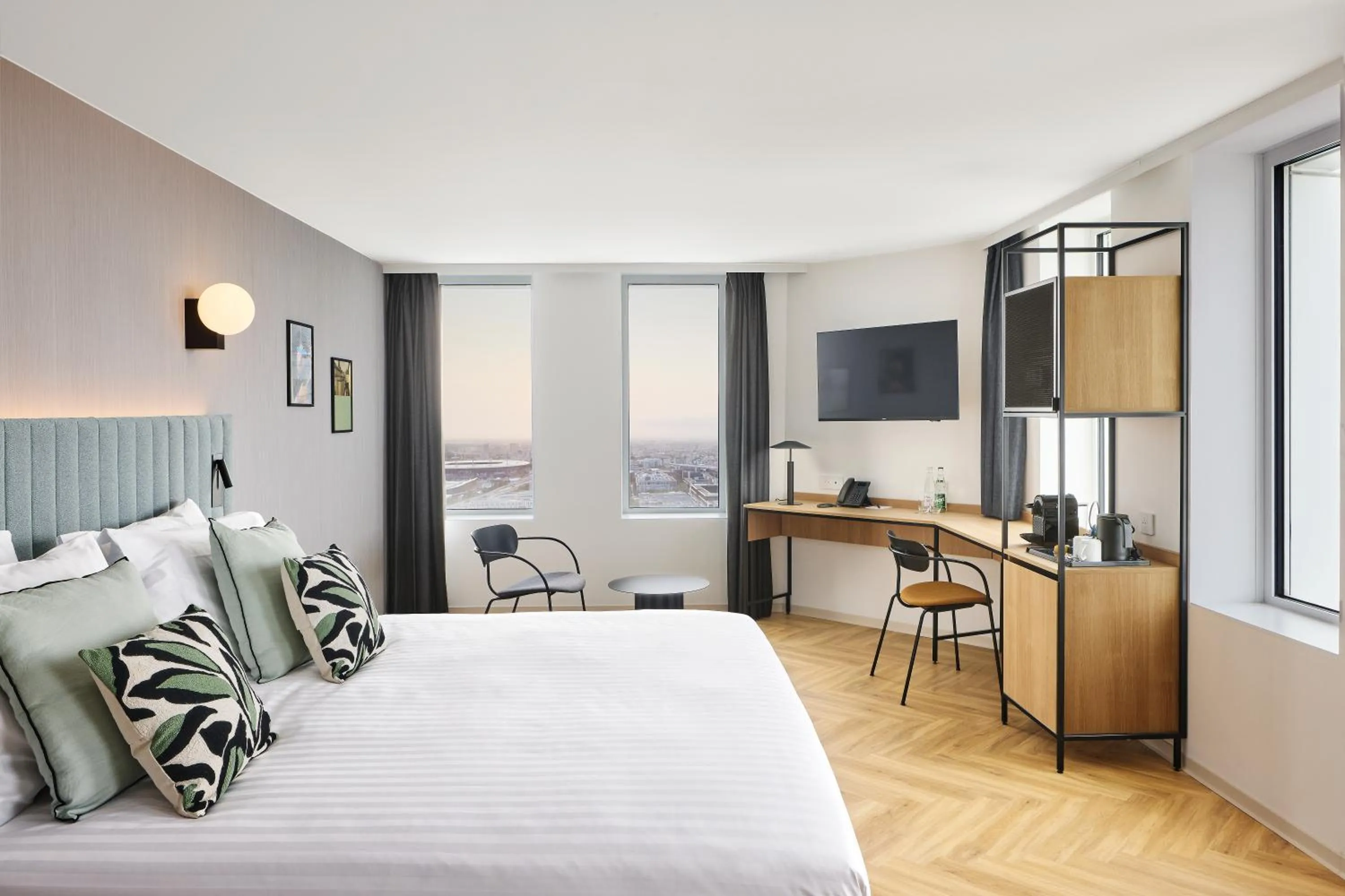 Deluxe Double Room High Floor in H4 Hotel Wyndham Paris Pleyel Resort