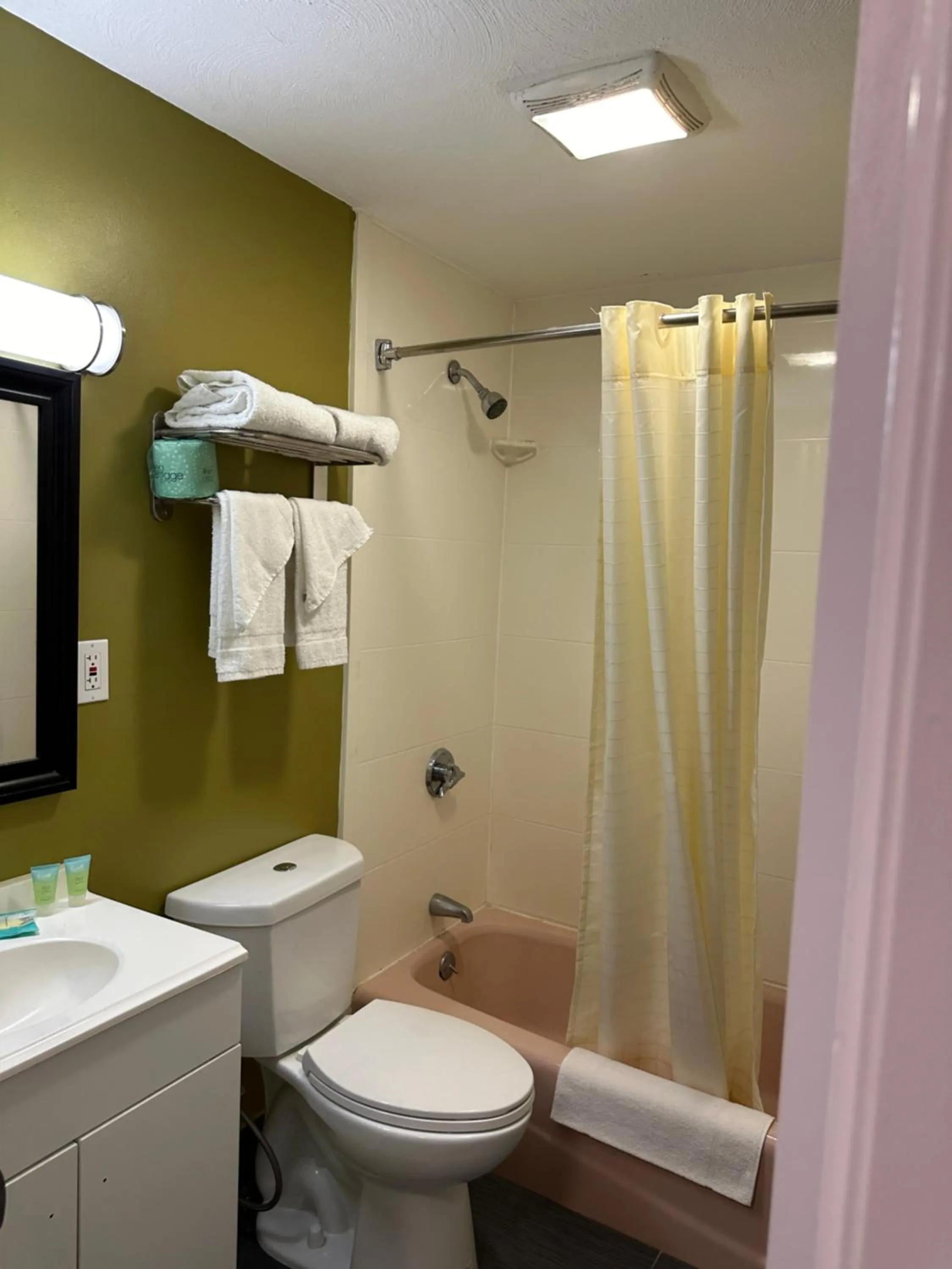 Double Room with Two Double Beds in Wickford Motor Inn