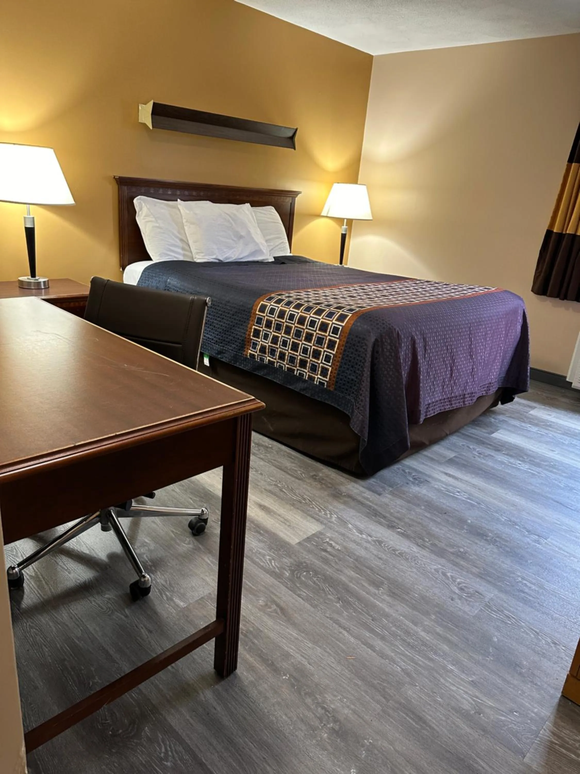 Standard Queen Room in Wickford Motor Inn