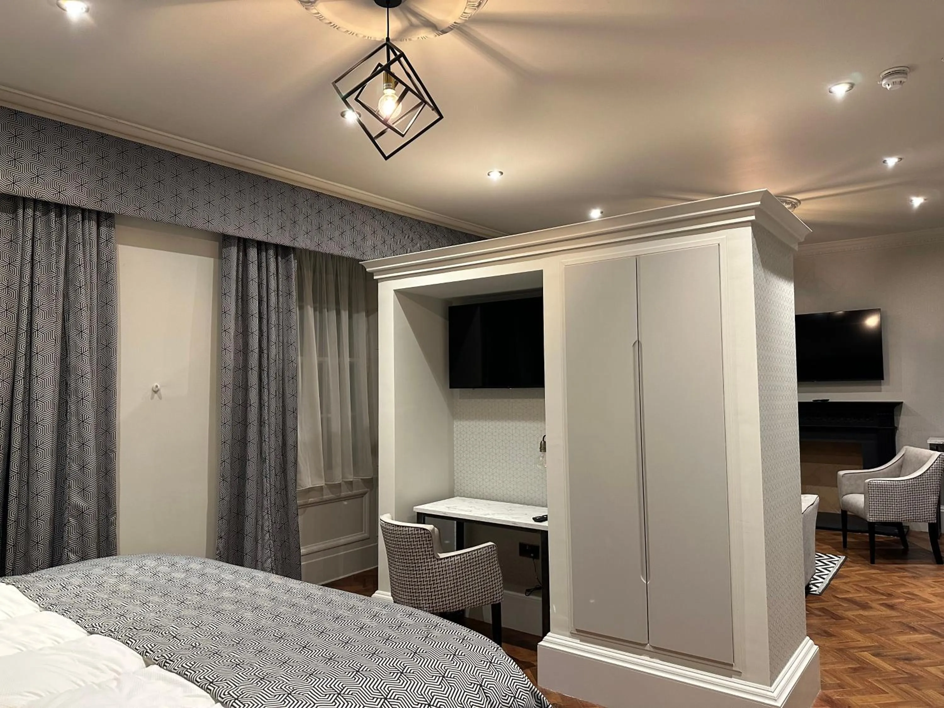 Accessible Superior King or Twin Suite in King Street Aparthotel
