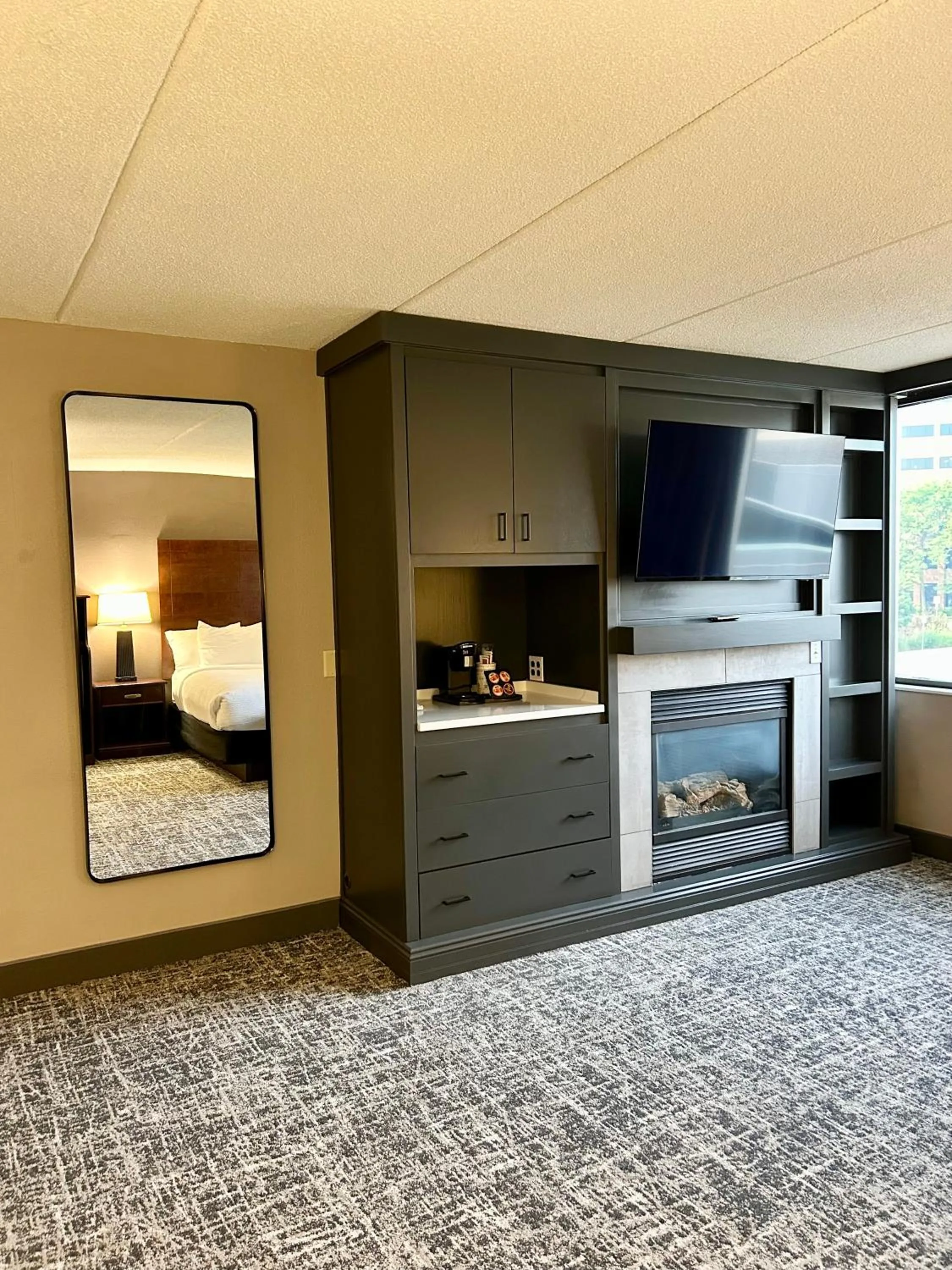 King Suite with Fireplace in Best Western Plus Kelly Inn