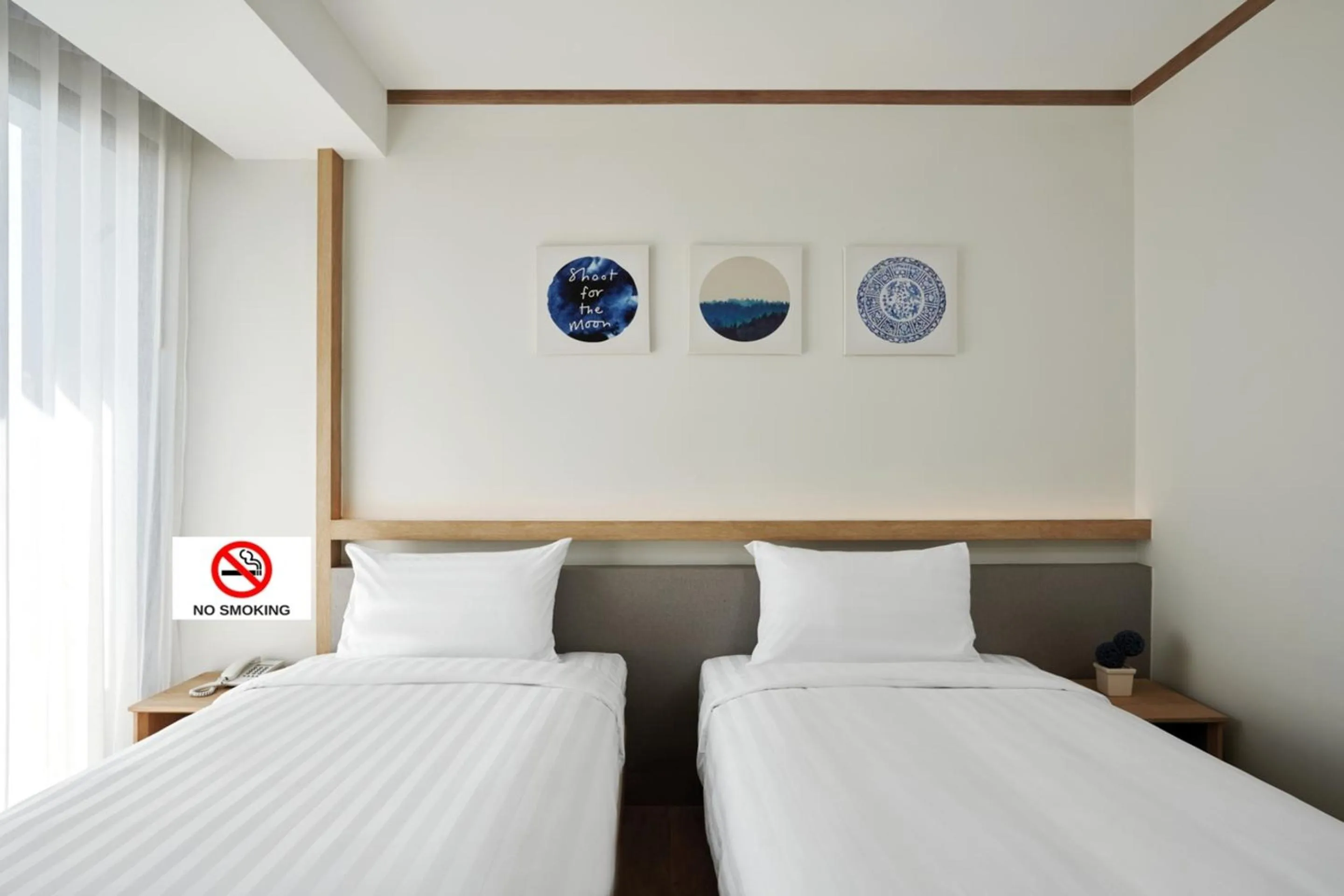 Standard Twin Bathtub Tower 2 in Prom Hotel