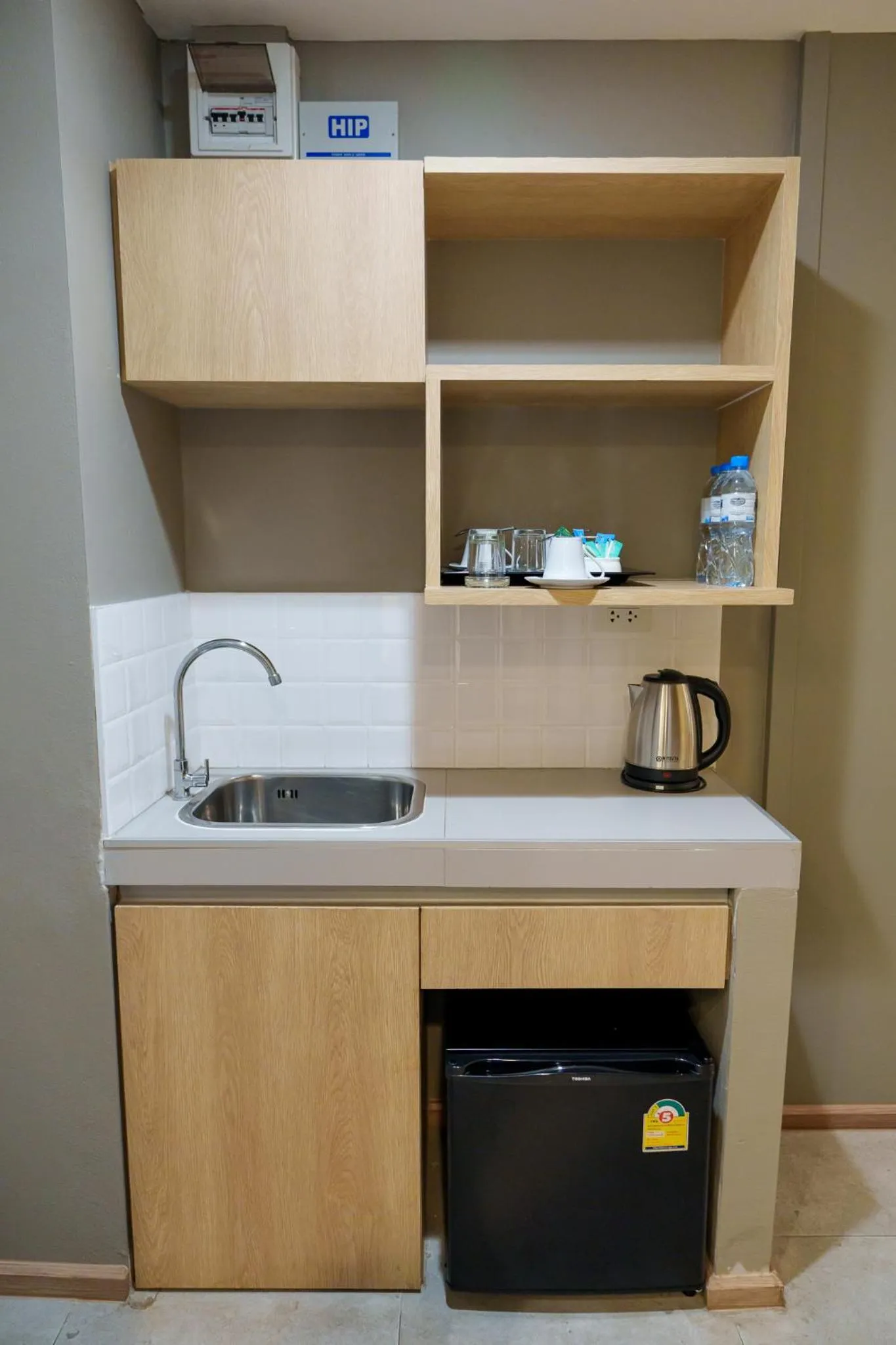 Standard Twin Bathtub Tower 2 in Prom Hotel