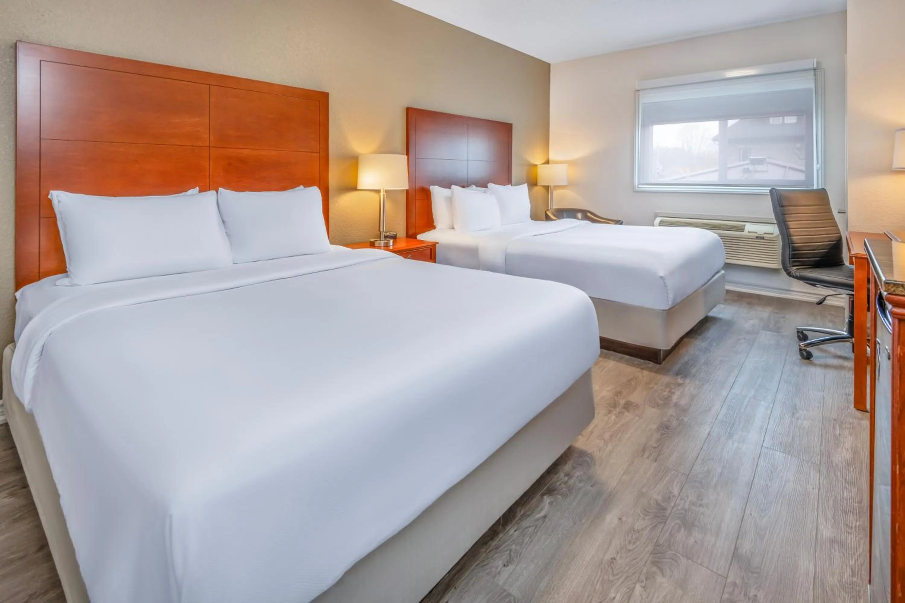 Two-Bedroom Suite in Comfort Inn & Suites Thousand Islands Harbour District
