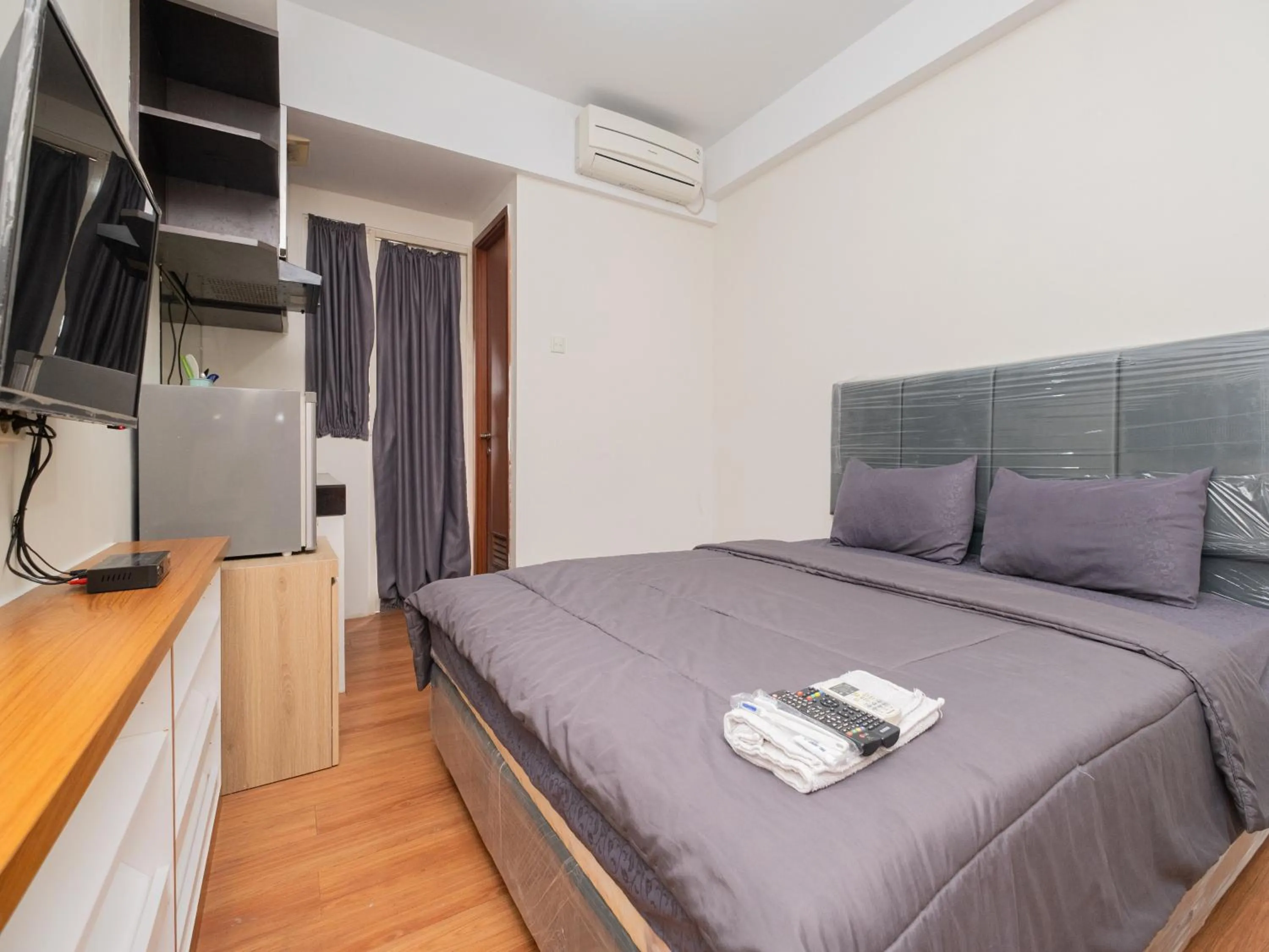 Studio in Apartemen Green Lake View Ciputat by Alfa Rooms