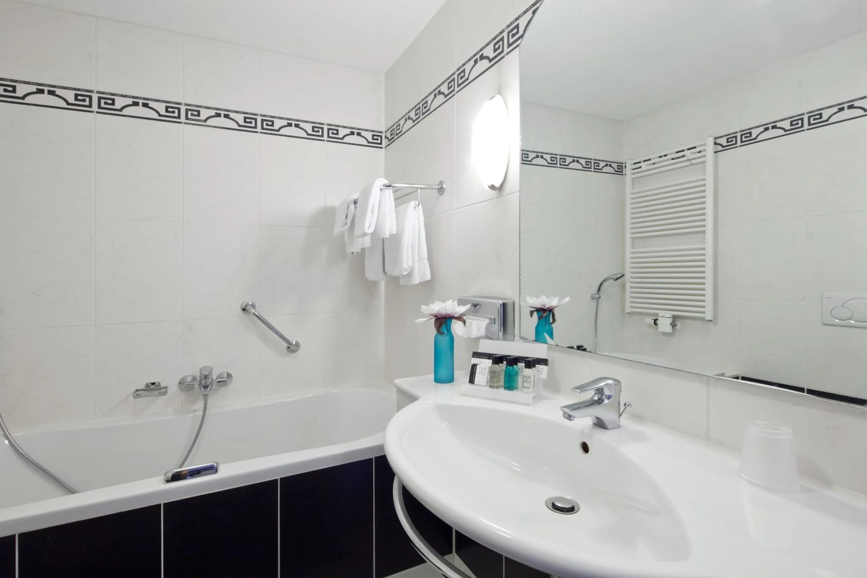 Comfort Twin Room with Balcony in Van der Valk Hotel Leiden