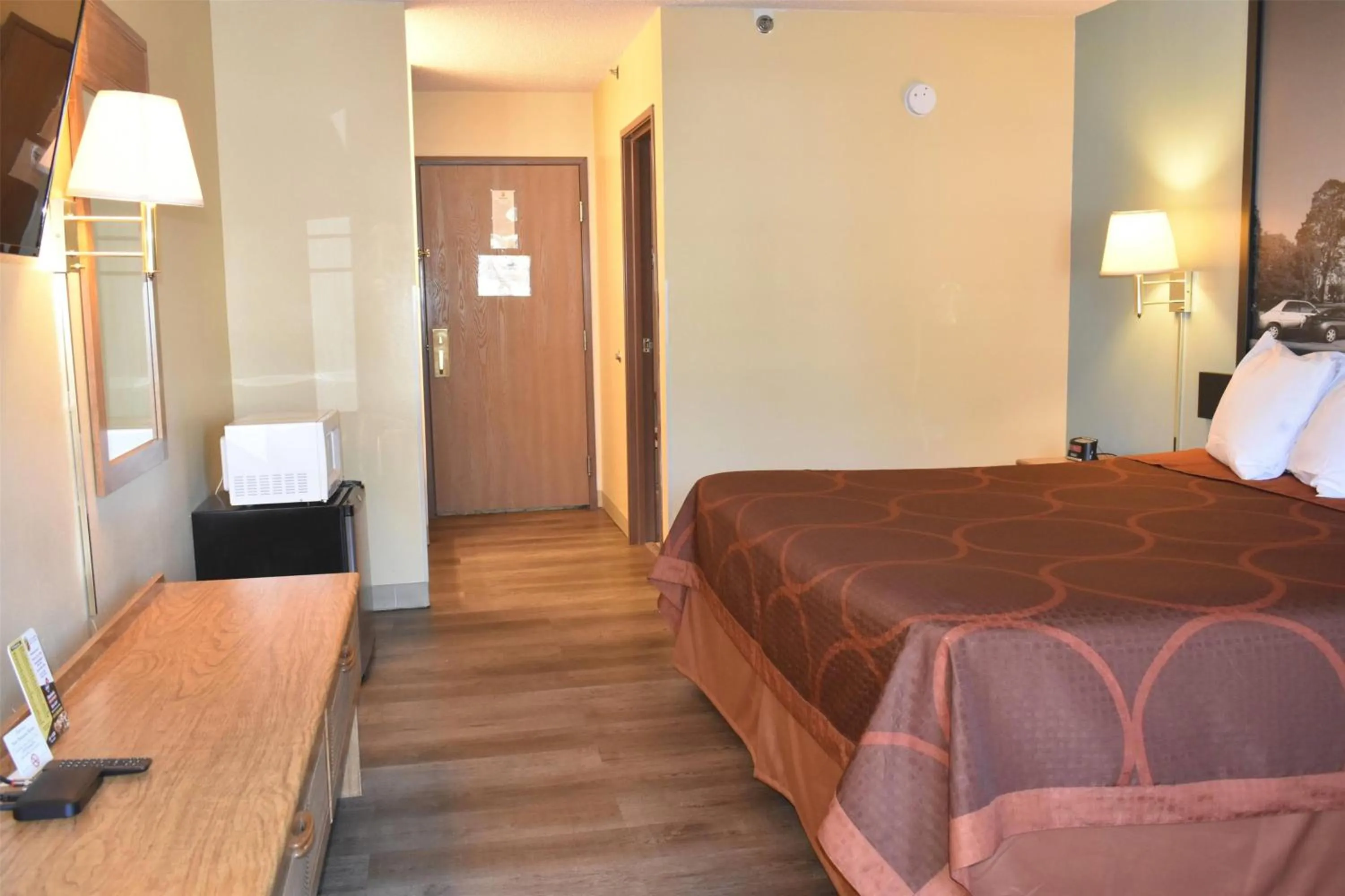 Queen Room with Bath Tub - Mobility Accessible/Non-Smoking in Super 8 by Wyndham Carthage