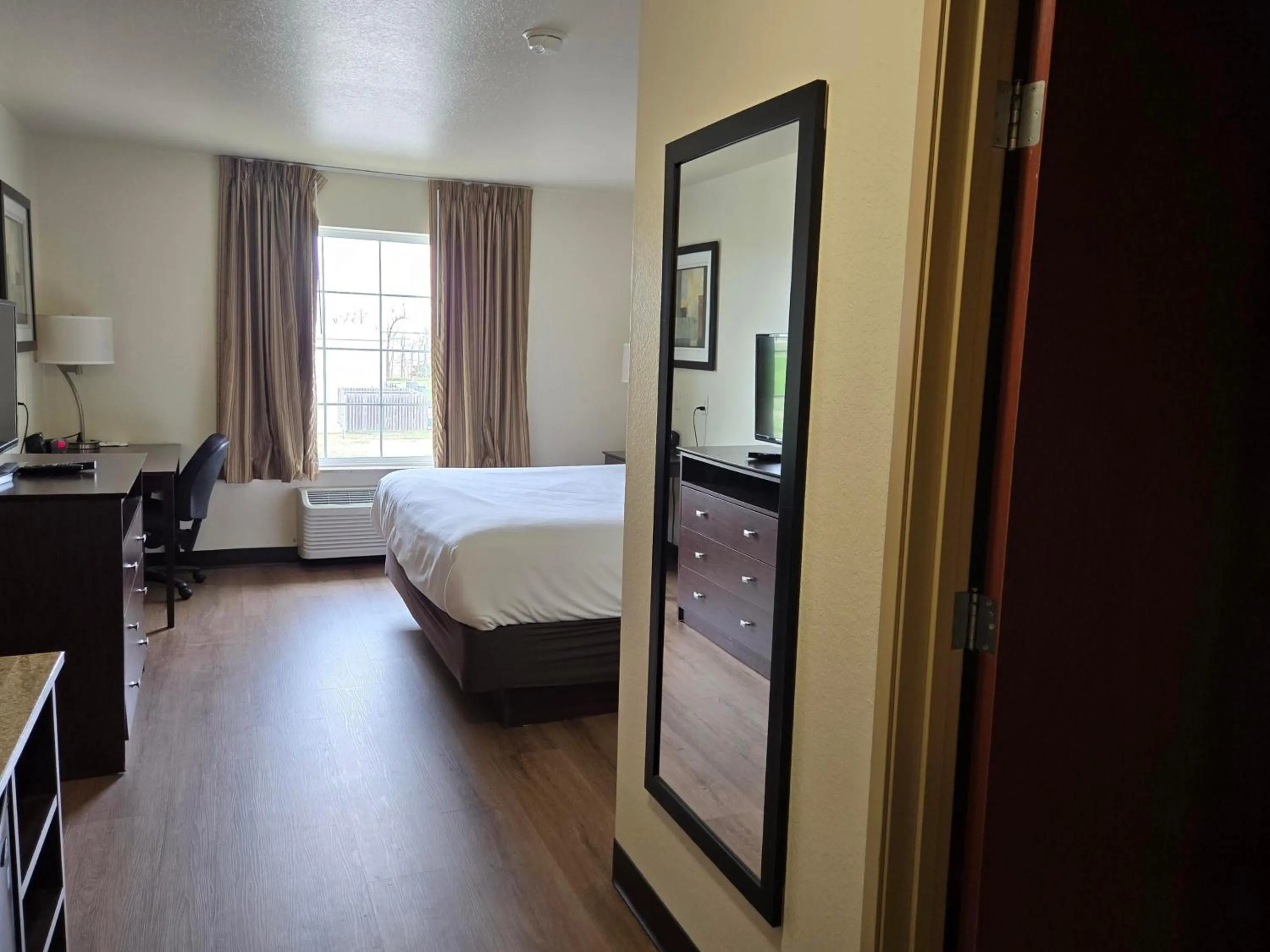 King Room - Disability Access in Cobblestone Inn & Suites - Schuyler