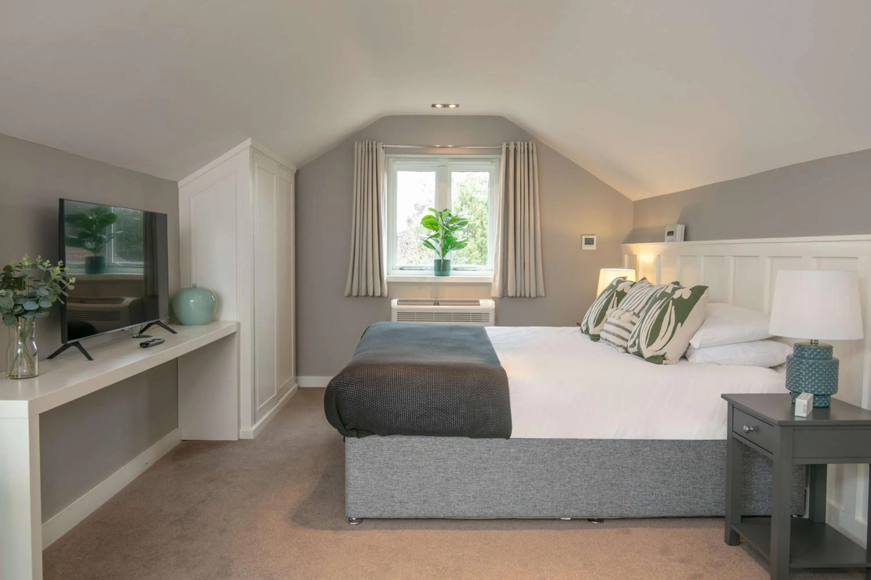 Family Room with One Double Bed and Bunk Beds - single occupancy - Kitchen/Sitting Area in George Hotel, BW Signature Collection