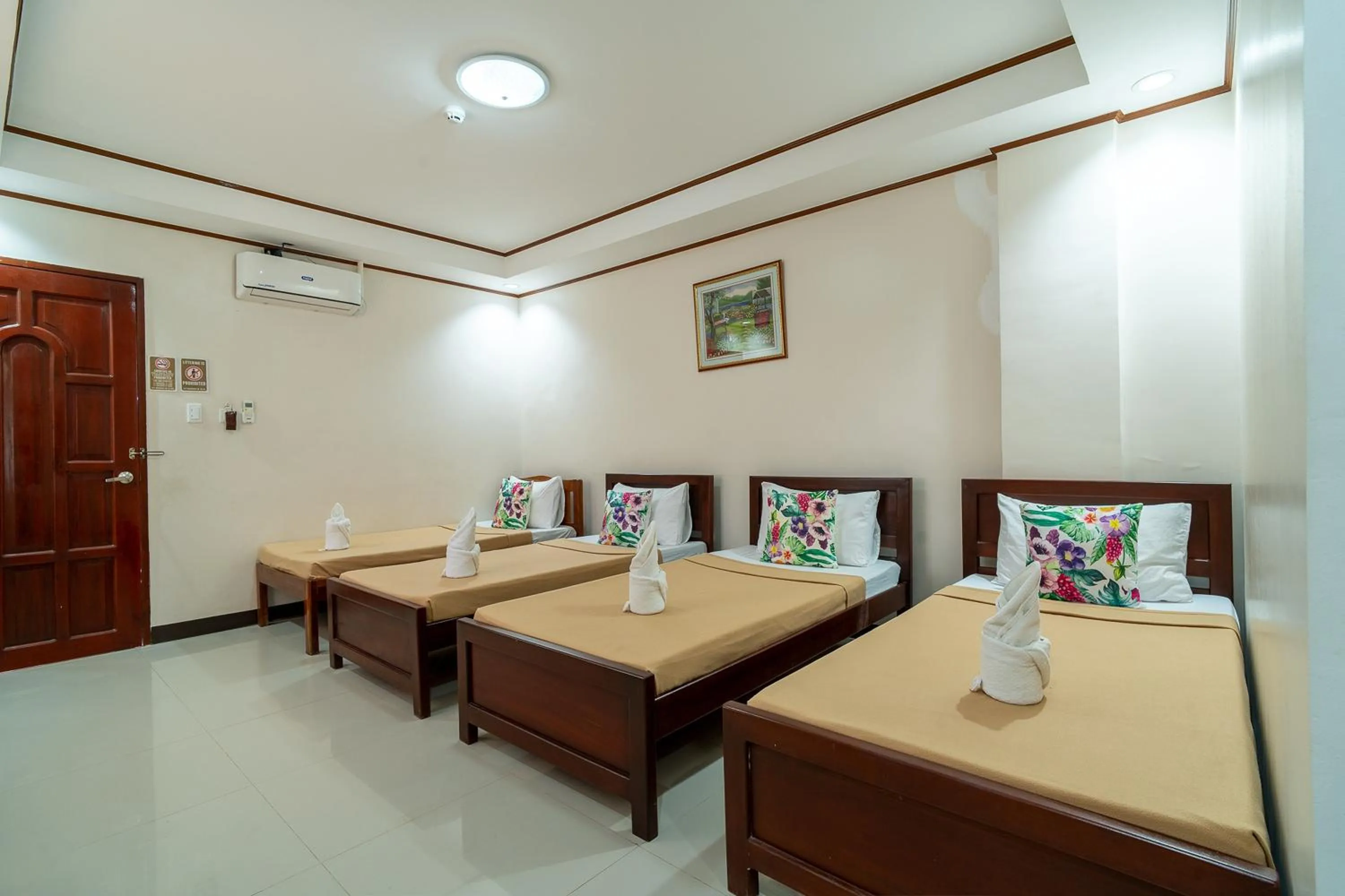 Quadruple Room in Dinah's Tourist Inn Puerto Princesa