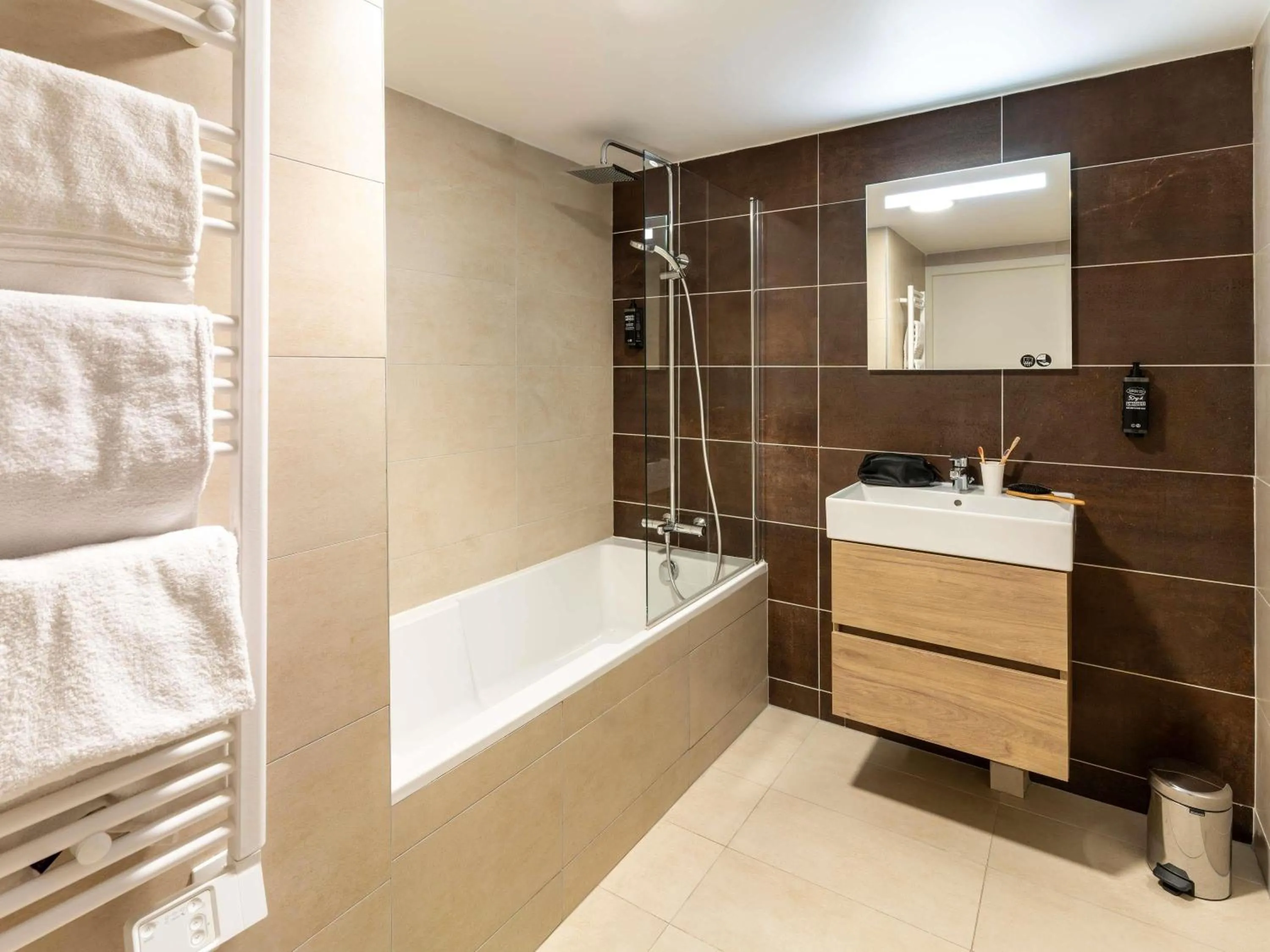 Standard Room with One Double Bed and Balcony in ibis Styles Cabriès Aix-en-Provence TGV