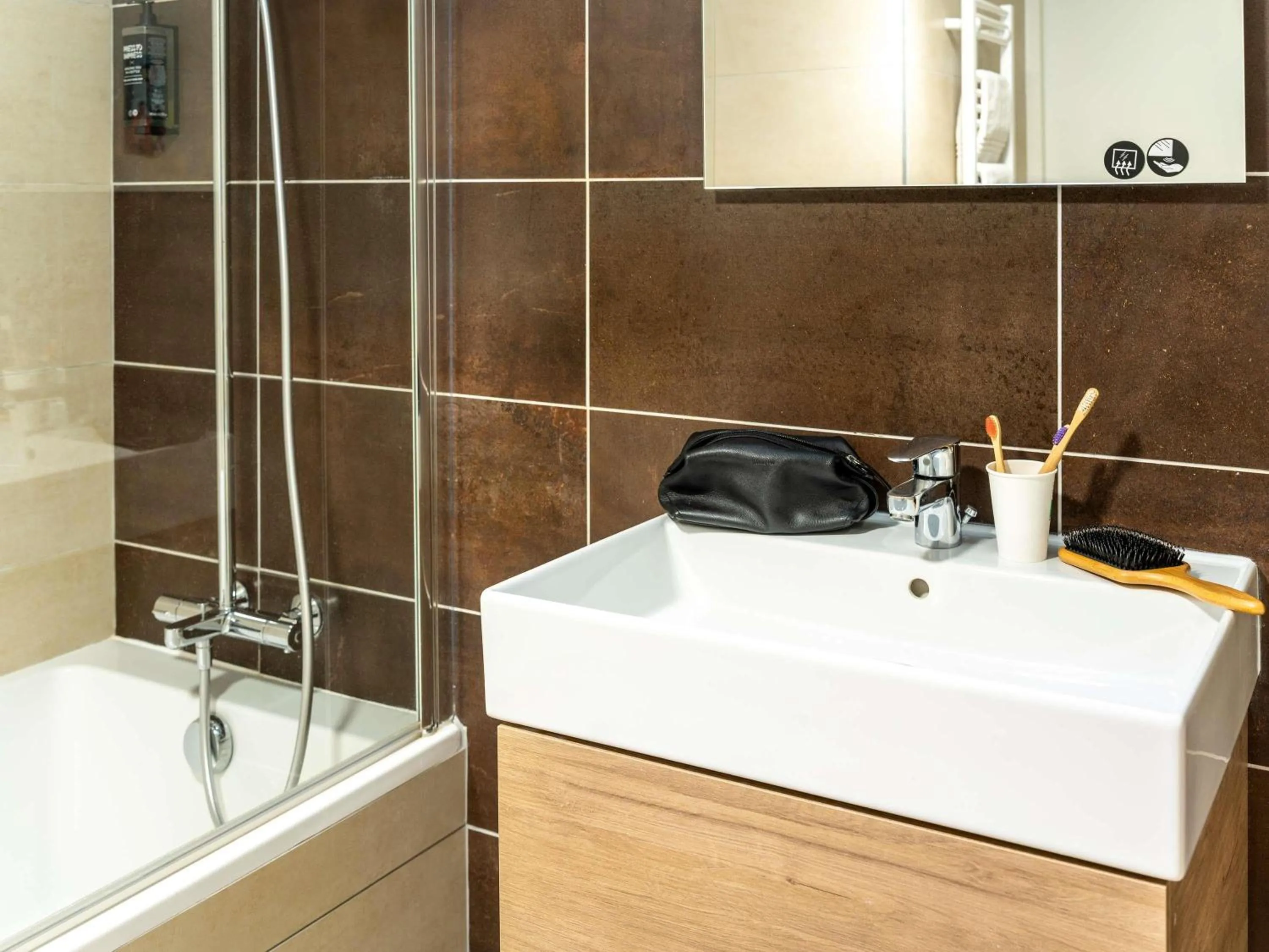 Standard Twin Room with Balcony in ibis Styles Cabriès Aix-en-Provence TGV