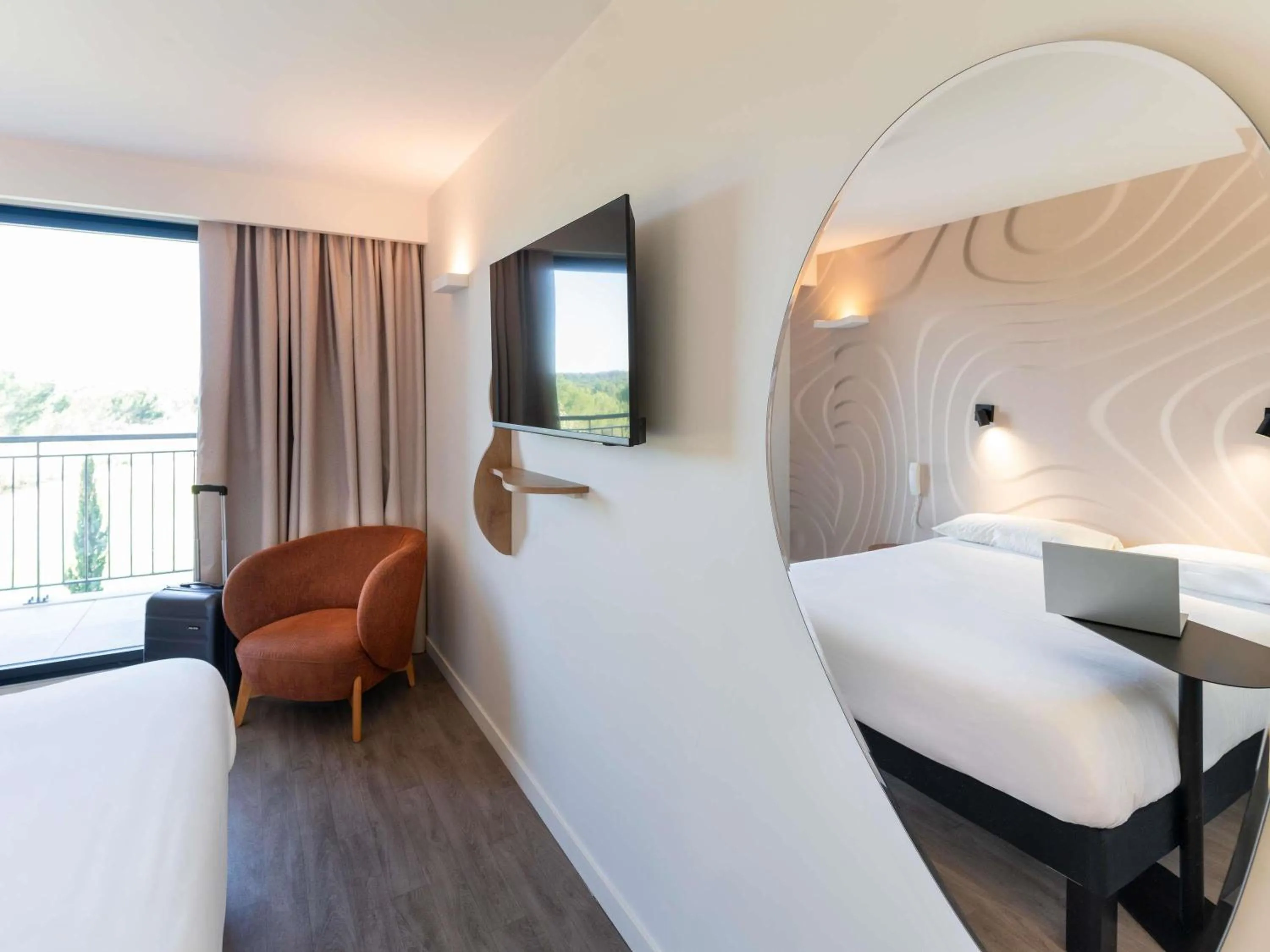 Standard Room with One Double Bed and Two Single Beds in ibis Styles Cabriès Aix-en-Provence TGV