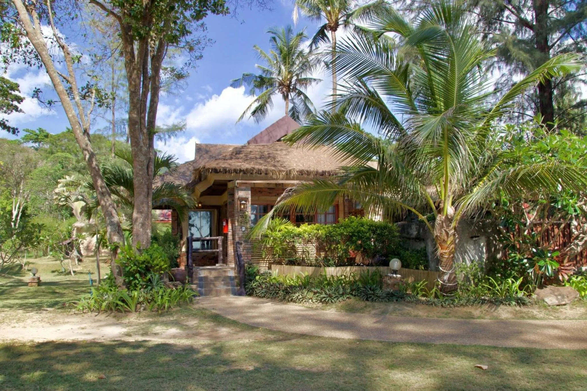 Villa with Private Pool in Hotel and Beach Bungalow at Lanta Resort