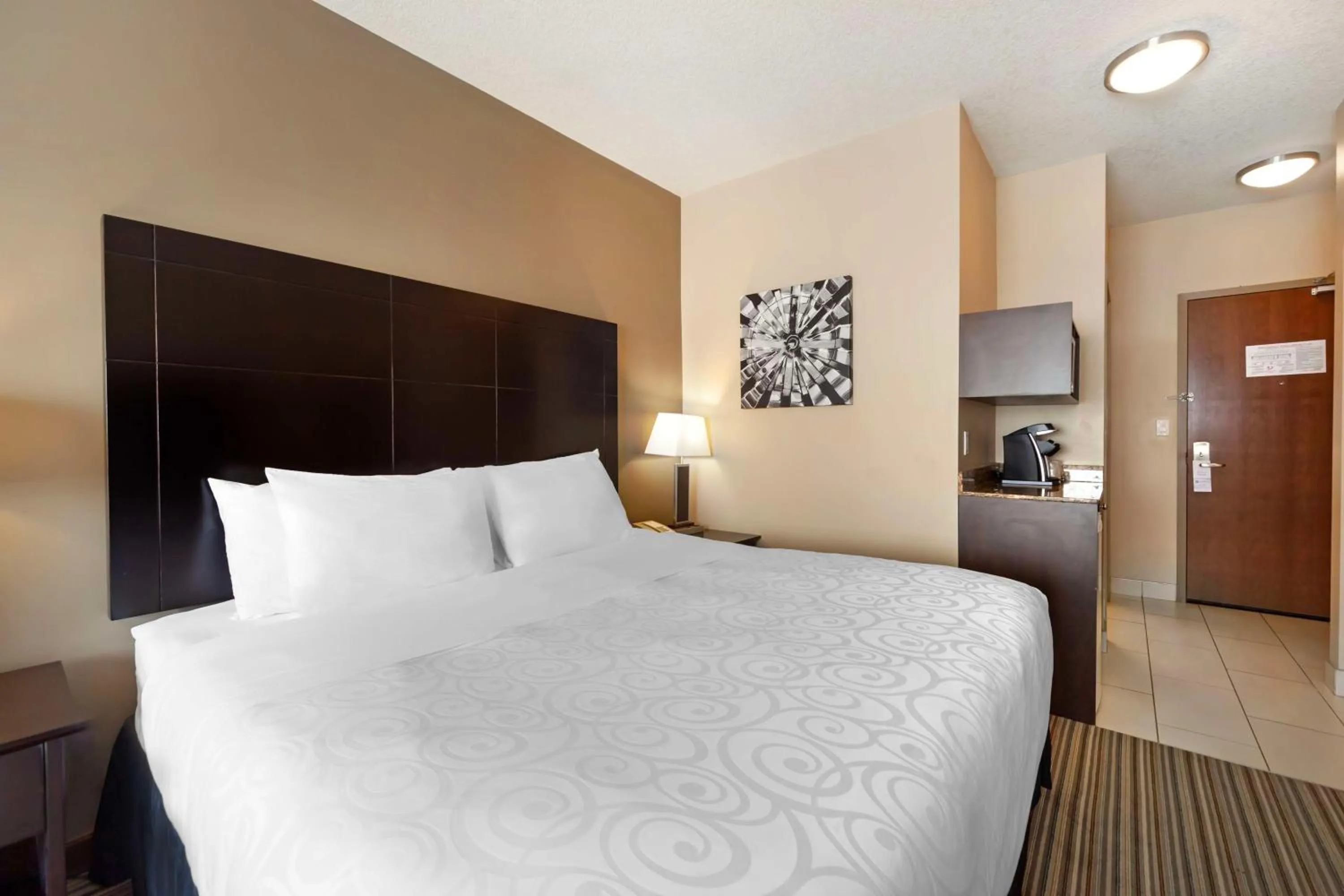 King Suite with Sofa Bed and Kitchenette - Non-Smoking in Best Western Plus Peace River Hotel & Suites