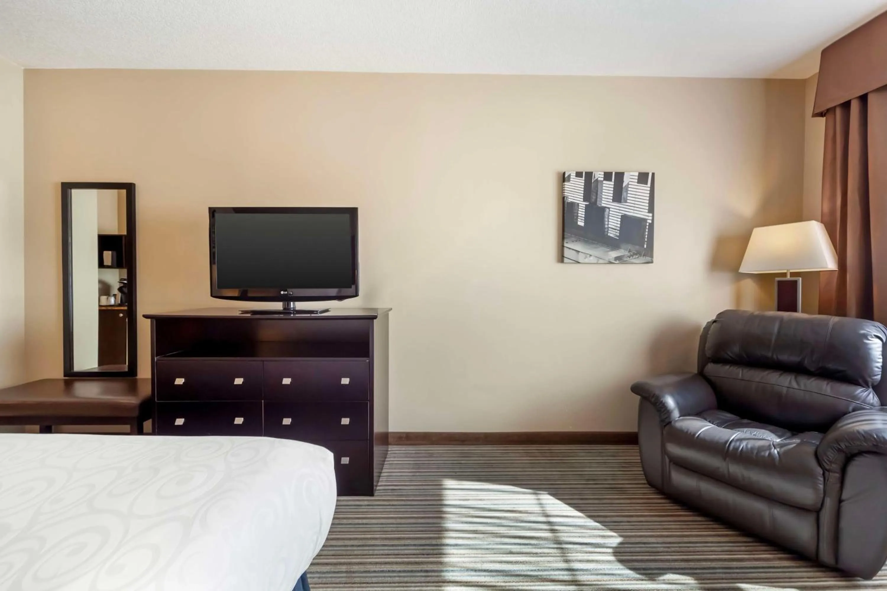 King Room with Bath Tub - Disability Access/Non-Smoking in Best Western Plus Peace River Hotel & Suites