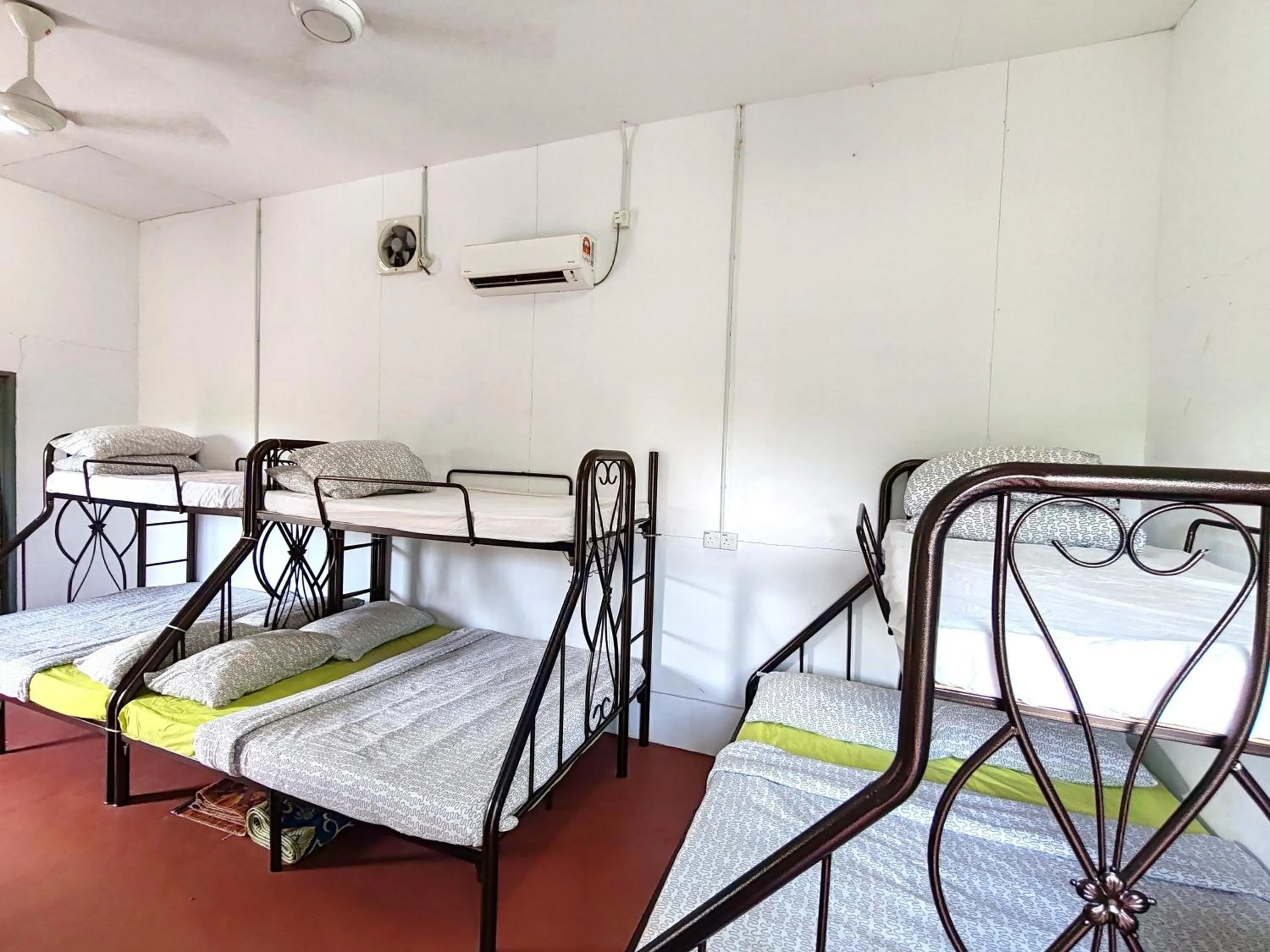 Bed in 10-Bed Mixed Dormitory Room in OYO 90879 Eleven Inn