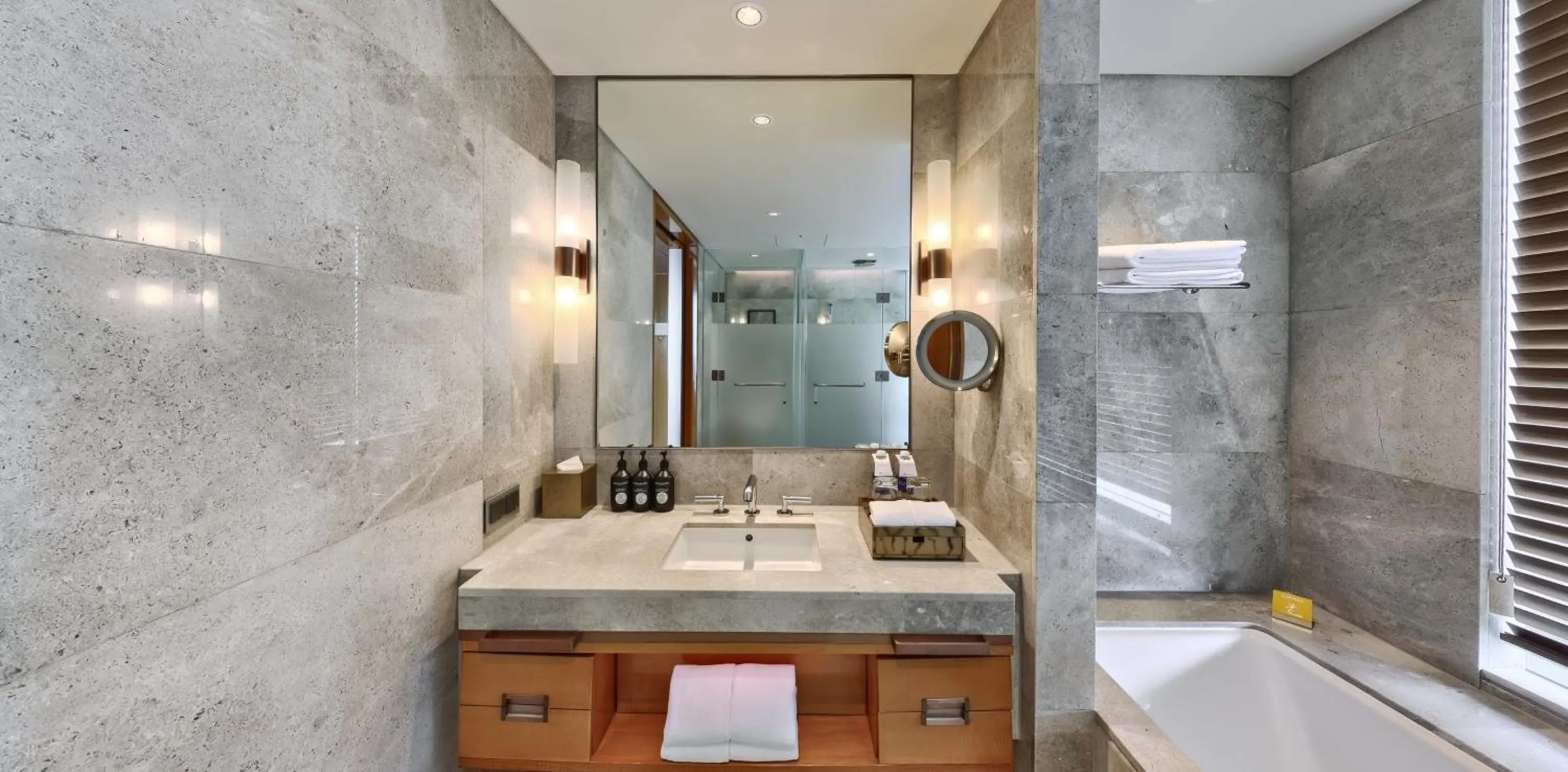 Club Junior Twin Suite - single occupancy in Lotte Hotel Hanoi