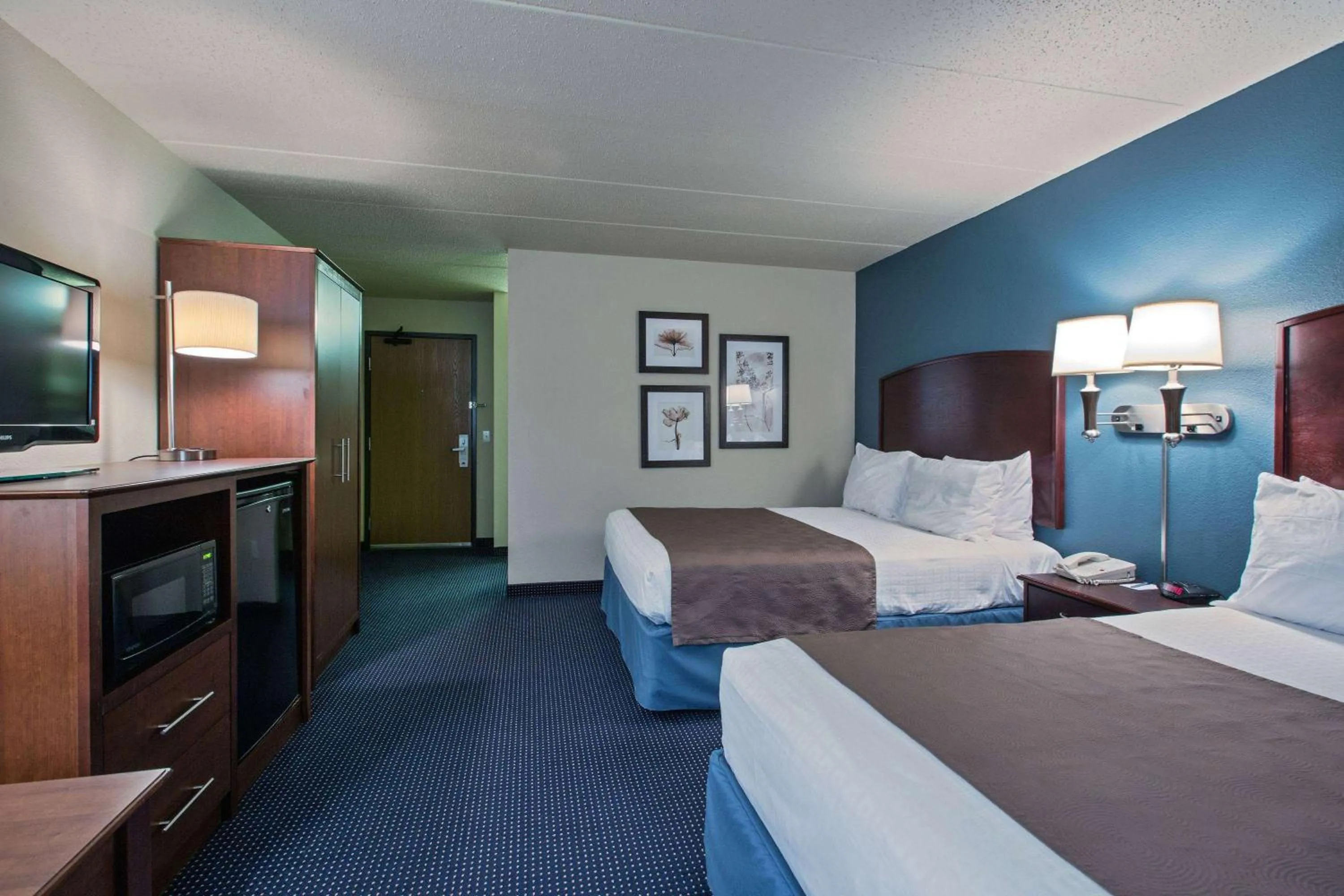 Queen Room with Two Queen Beds - Non-Smoking in AmericInn by Wyndham Fort Dodge