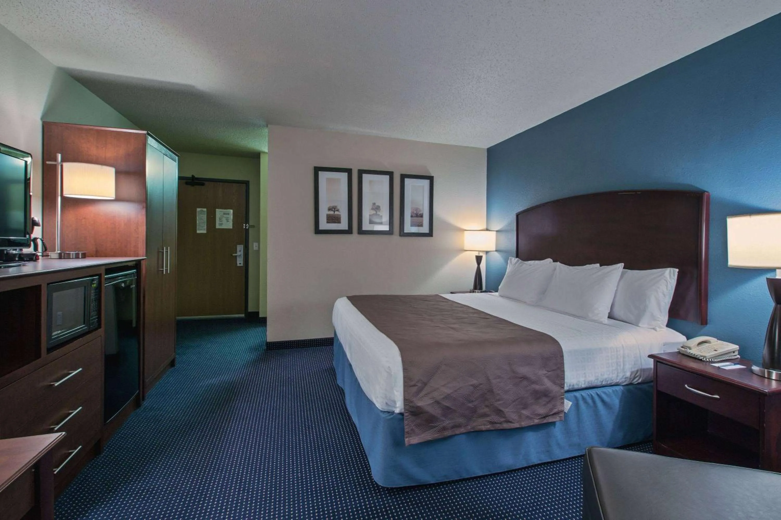 King Room - Mobility Access/Non-Smoking in AmericInn by Wyndham Fort Dodge